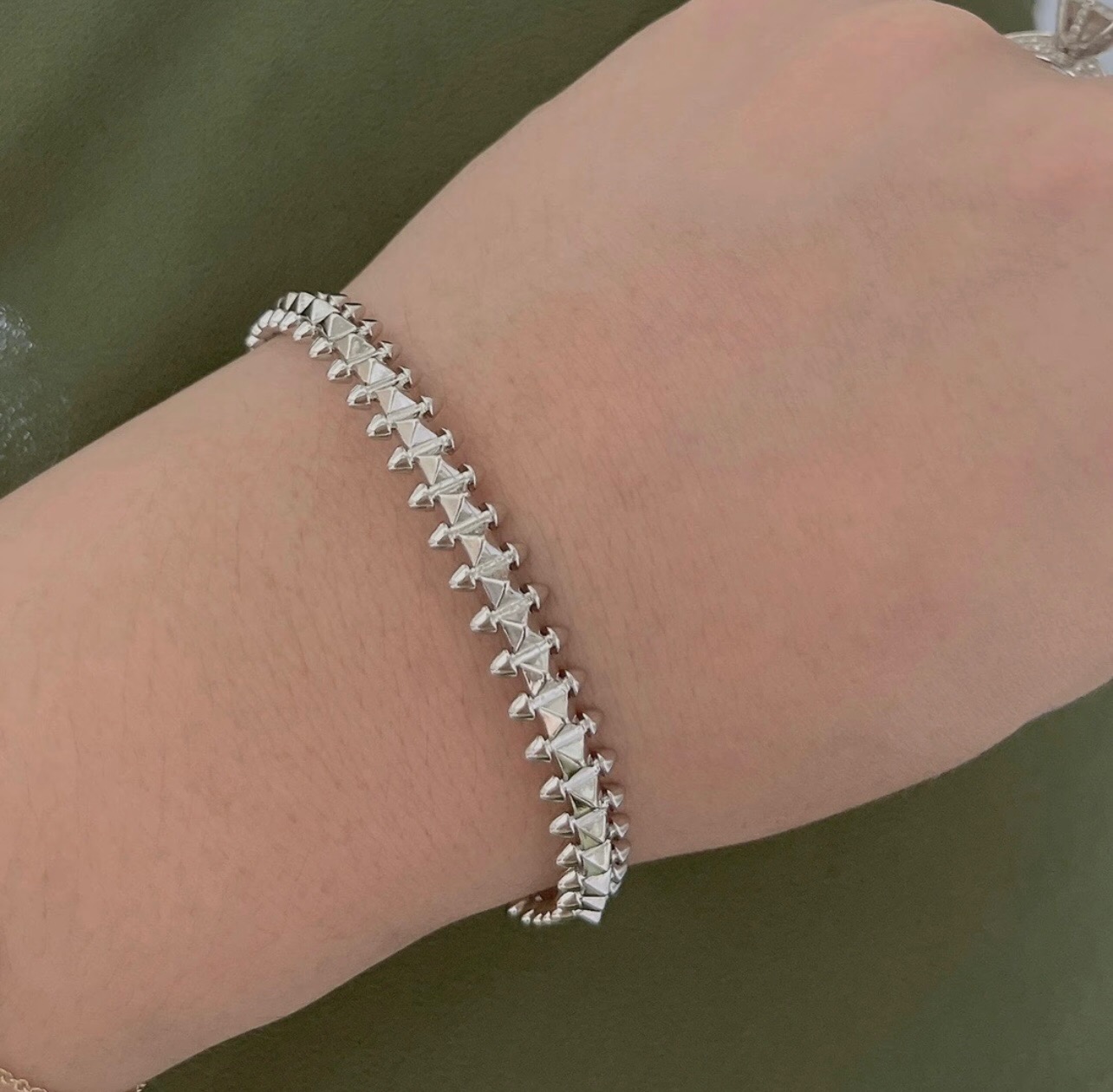 Cartier Clash de Cartier bracelet silver-toned metal no gemstones 17