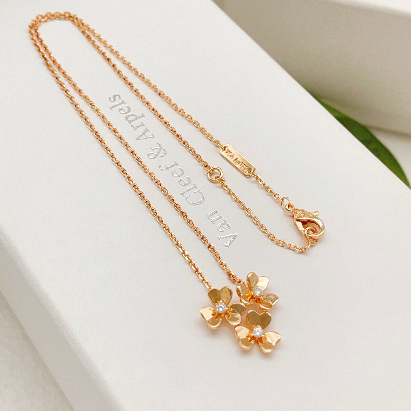 Collar Van Cleef Arpels Frivole Oro rosa con detalles de diamantes transparentes 42 cm