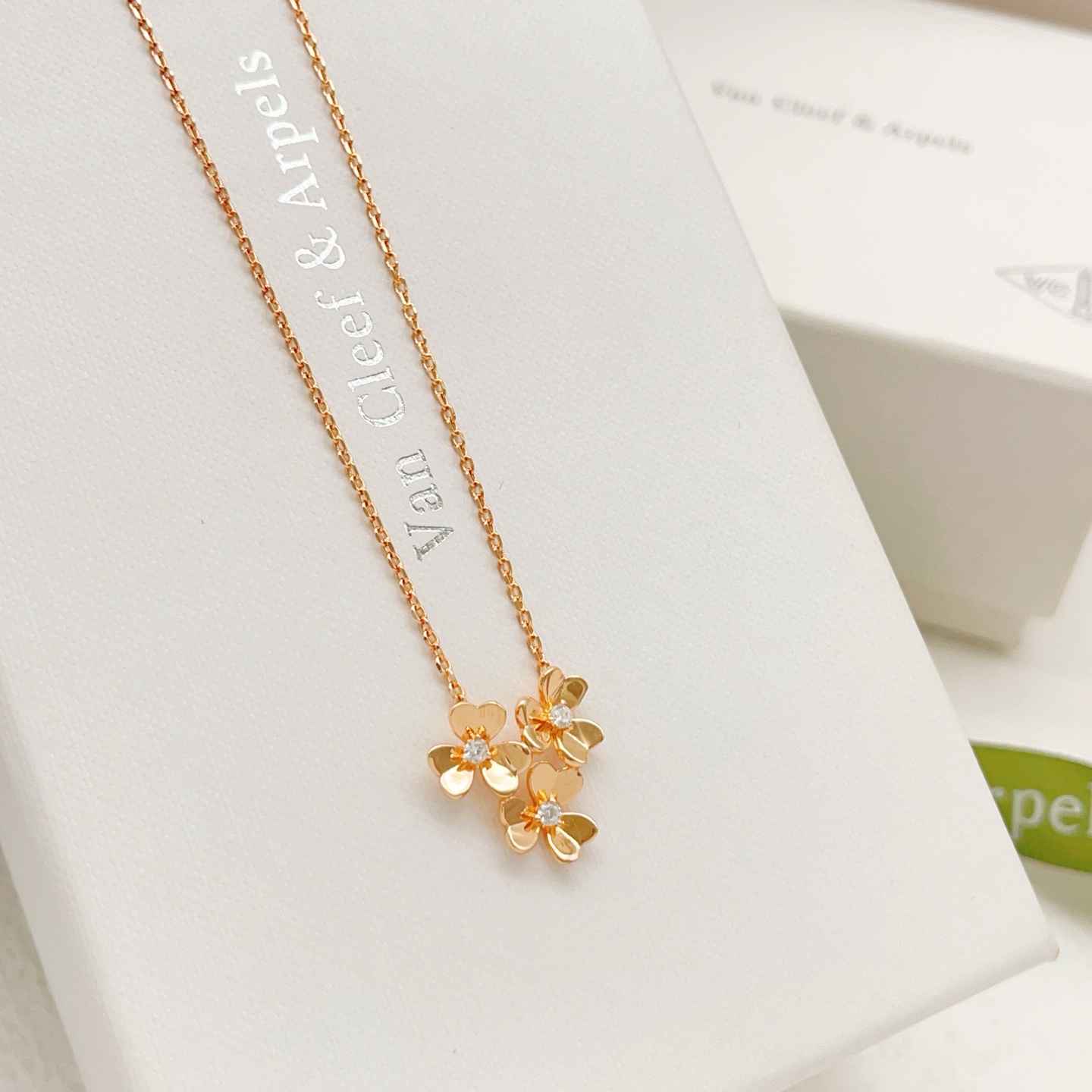 Collar Van Cleef Arpels Frivole Oro rosa con detalles de diamantes transparentes 42 cm