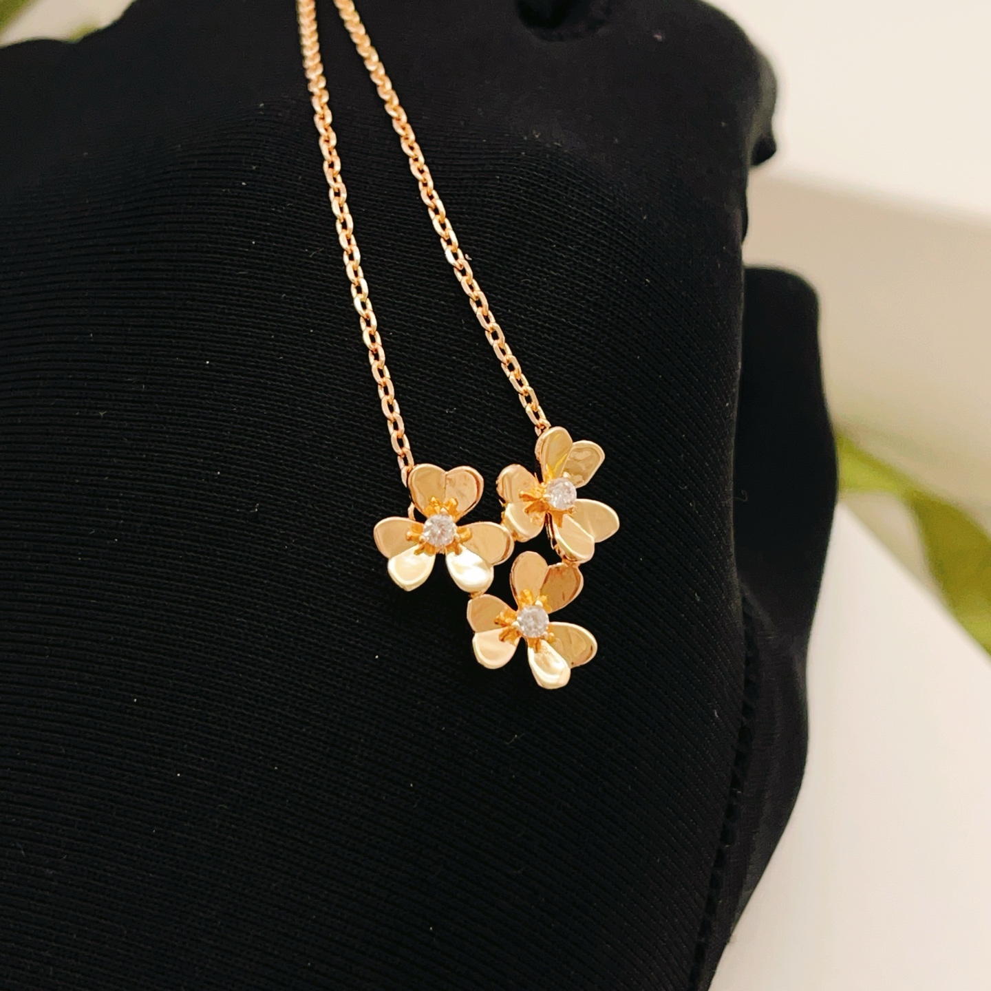 Collar Van Cleef Arpels Frivole Oro rosa con detalles de diamantes transparentes 42 cm