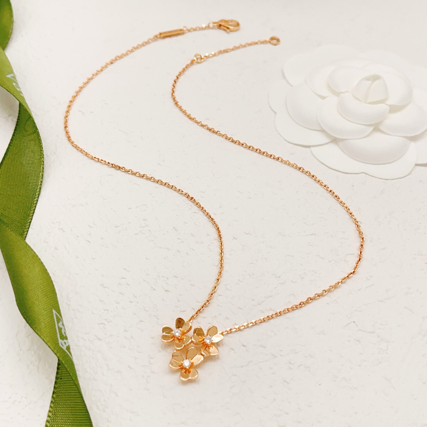 Collar Van Cleef Arpels Frivole Oro rosa con detalles de diamantes transparentes 42 cm