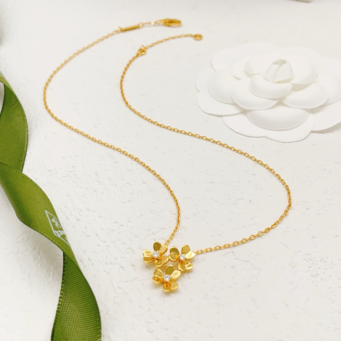 Van Cleef Arpels Frivole necklace Yellow gold with clear diamond accents 42cm