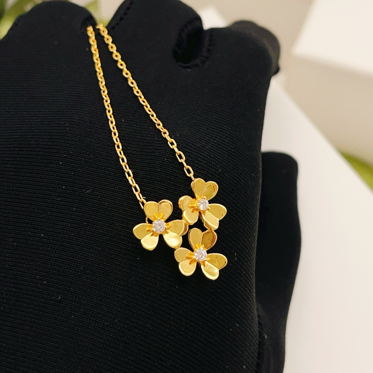 Van Cleef Arpels Frivole necklace Yellow gold with clear diamond accents 42cm