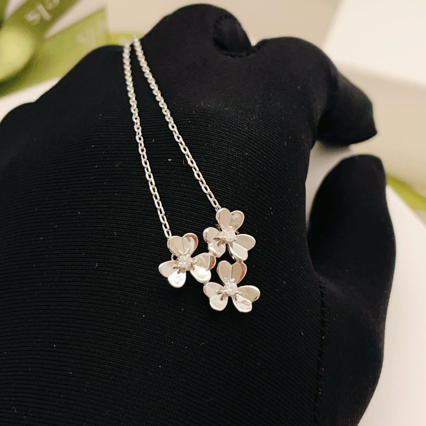 Collier Van Cleef Arpels Frivole Or blanc 18 carats avec accents de diamants 42 cm