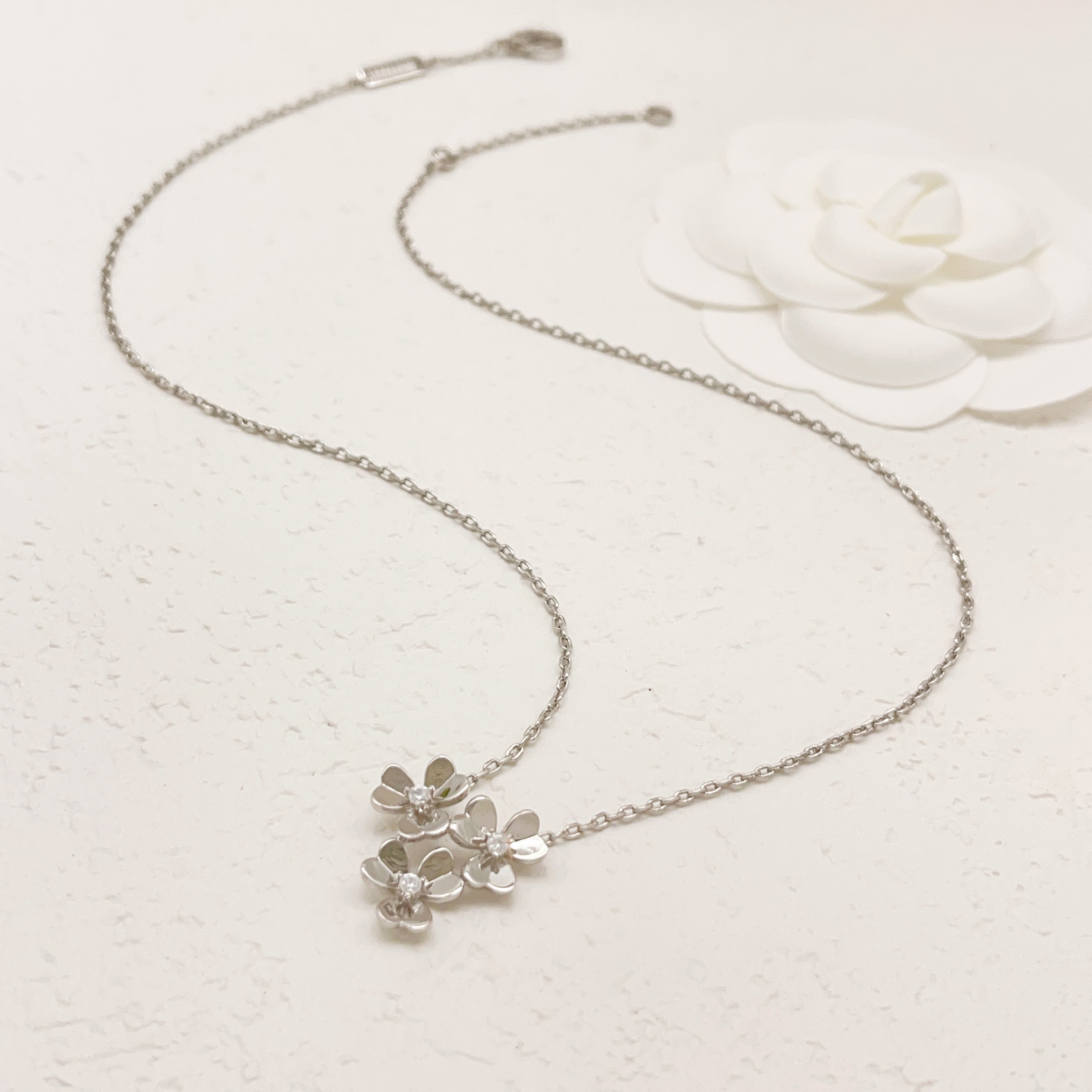 Collier Van Cleef Arpels Frivole Or blanc 18 carats avec accents de diamants 42 cm