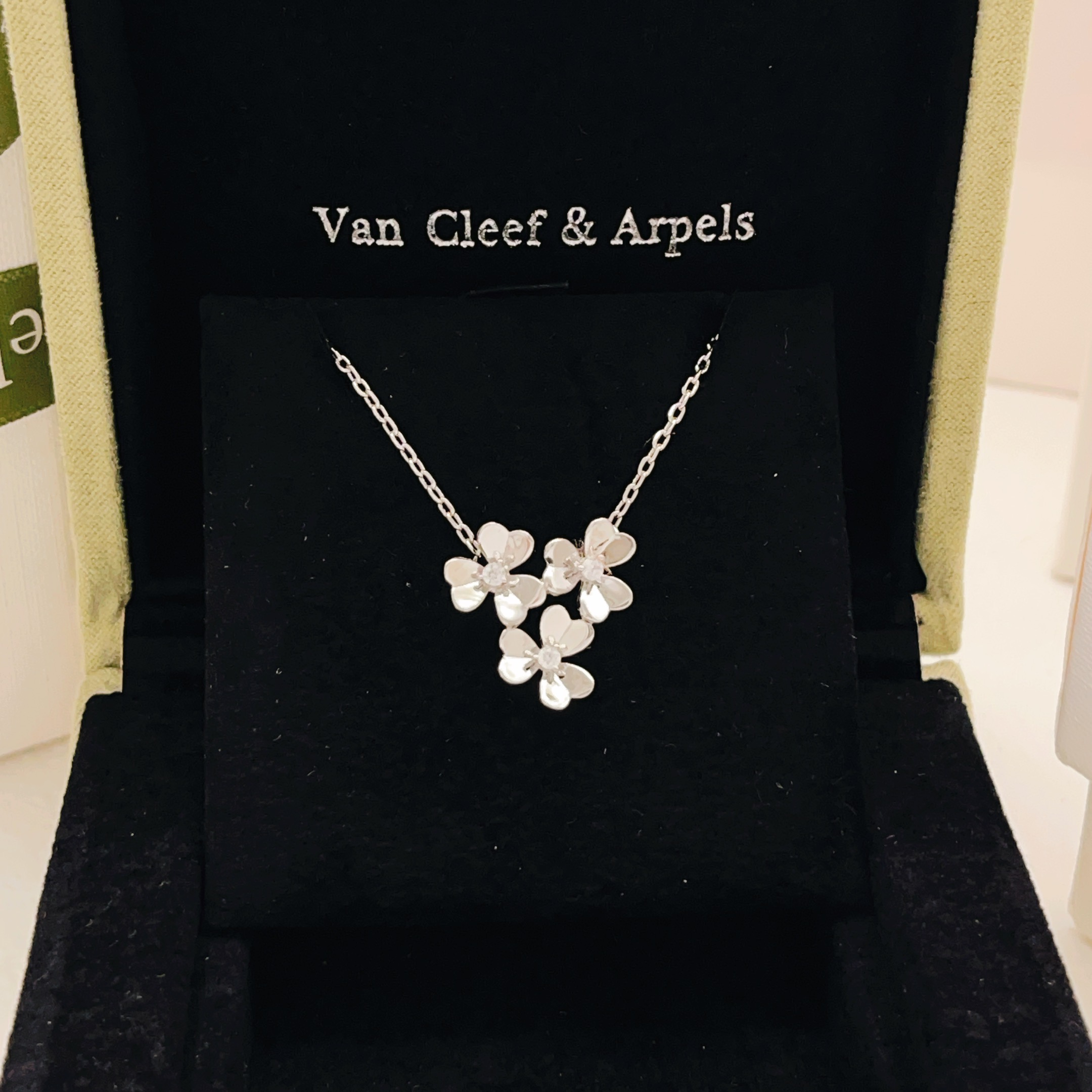 Collier Van Cleef Arpels Frivole Or blanc 18 carats avec accents de diamants 42 cm