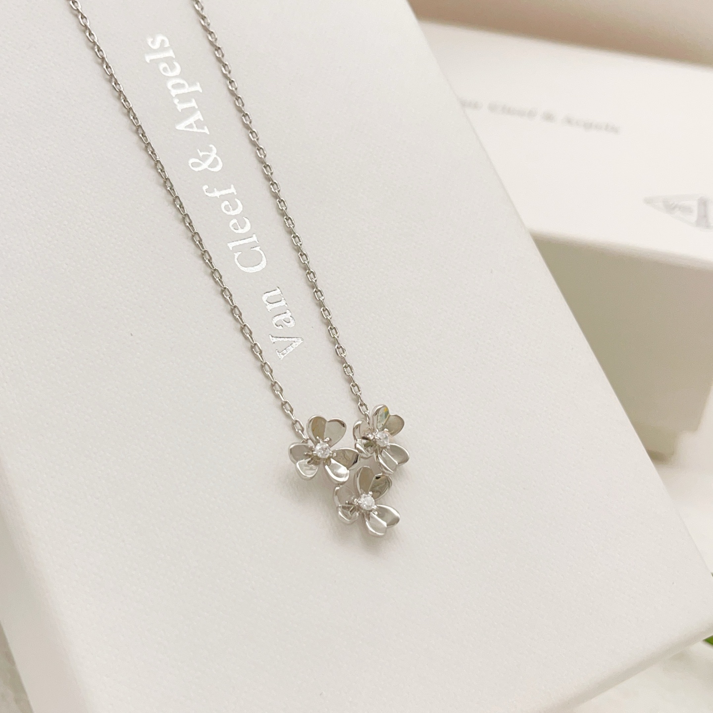 Collier Van Cleef Arpels Frivole Or blanc 18 carats avec accents de diamants 42 cm