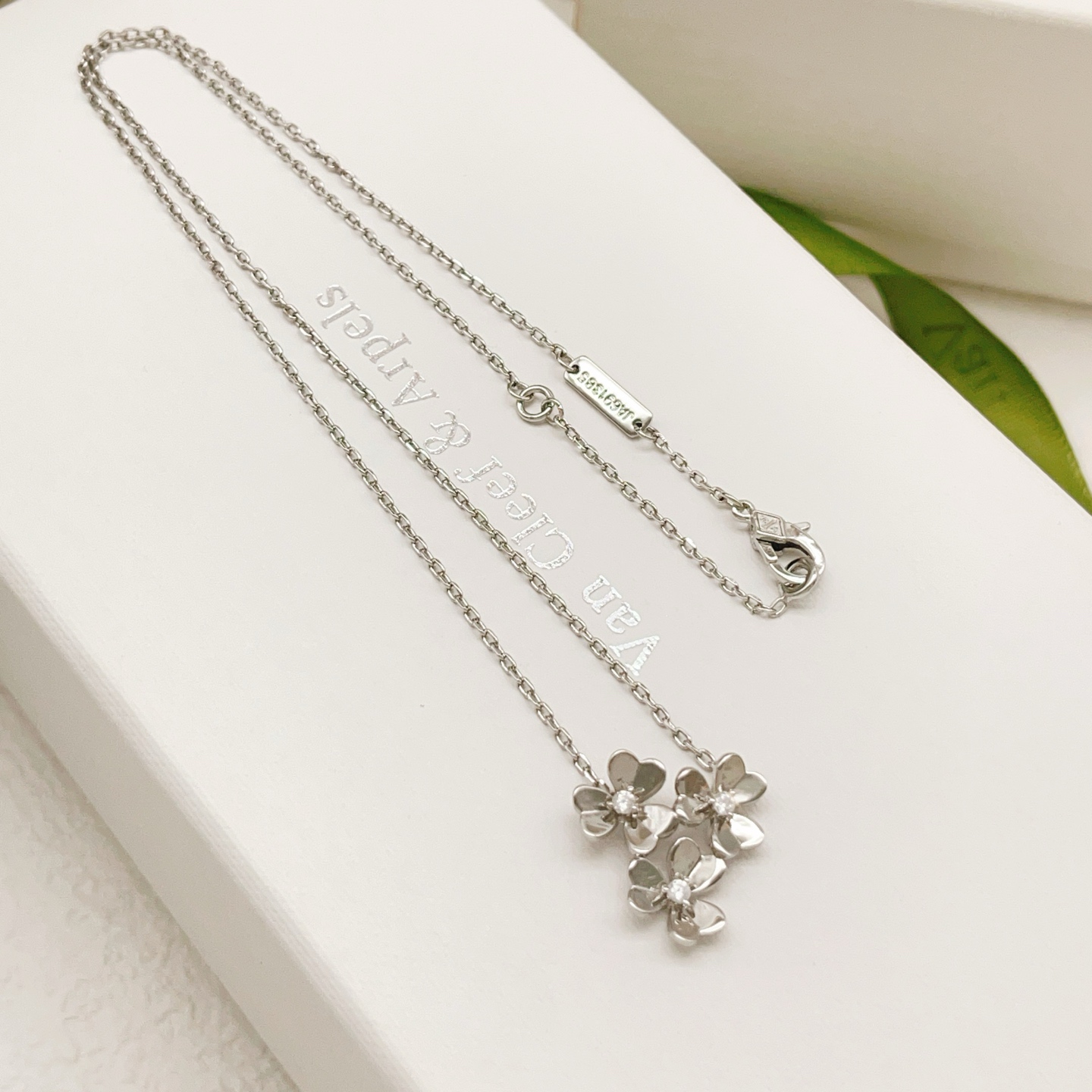 Collier Van Cleef Arpels Frivole Or blanc 18 carats avec accents de diamants 42 cm