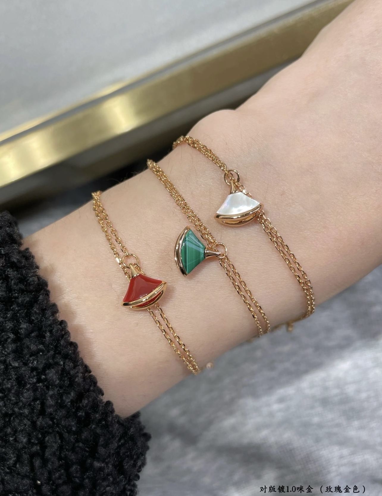 Bvlgari Divas Dream bracelet Rose gold metal with carnelian red stone 17-19cm adjustable