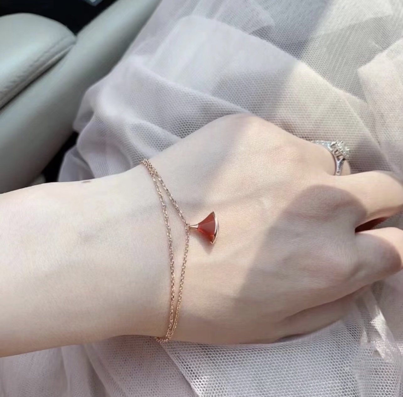 Bvlgari Divas Dream bracelet Rose gold metal with carnelian red stone 17-19cm adjustable