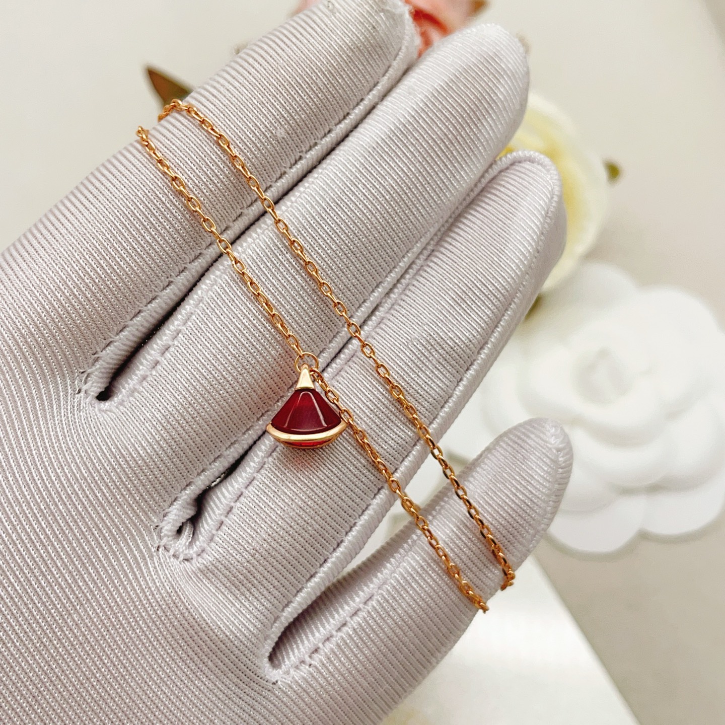 Bvlgari Divas Dream bracelet Rose gold metal with carnelian red stone 17-19cm adjustable