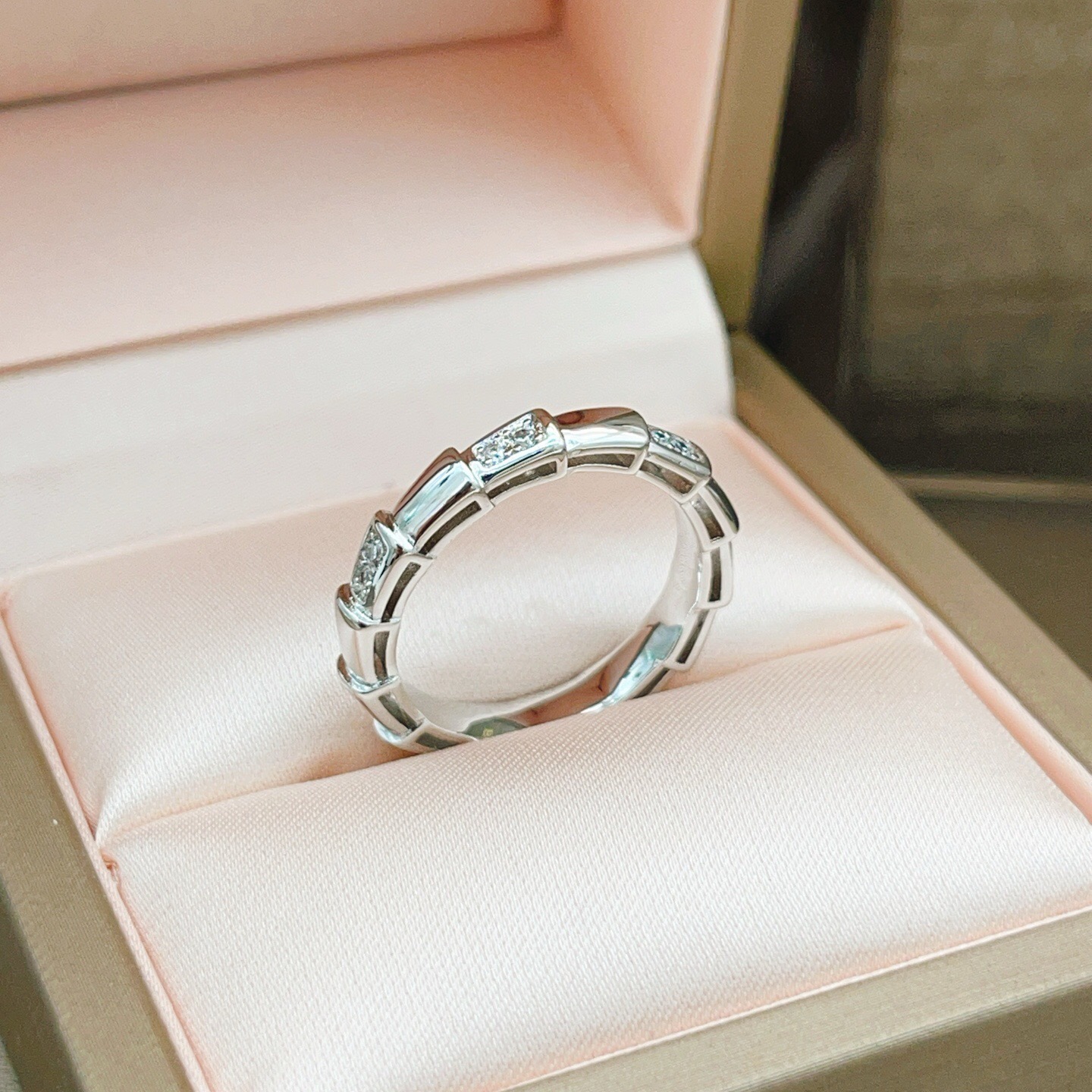 Bvlgari Serpenti Viper ring 18k white gold with clear diamonds No 7