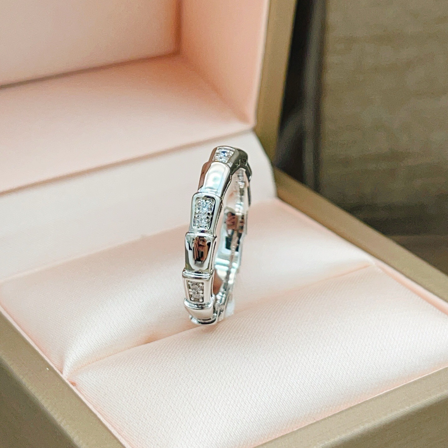 Bvlgari Serpenti Viper ring 18k white gold with clear diamonds No 7