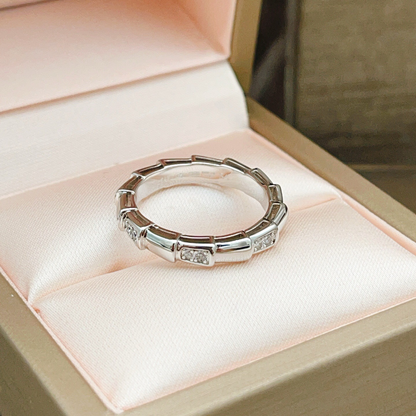 Bvlgari Serpenti Viper ring 18k white gold with clear diamonds No 7