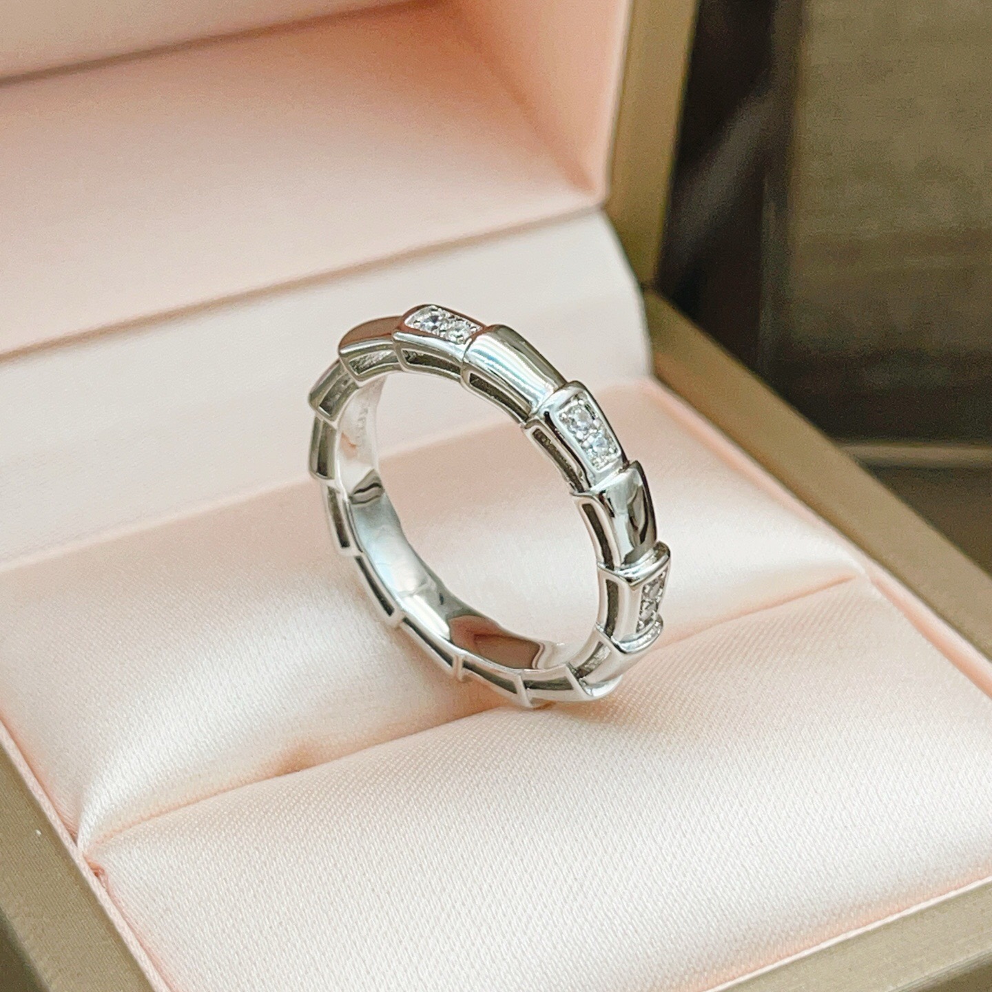 Bvlgari Serpenti Viper ring 18k white gold with clear diamonds No 7