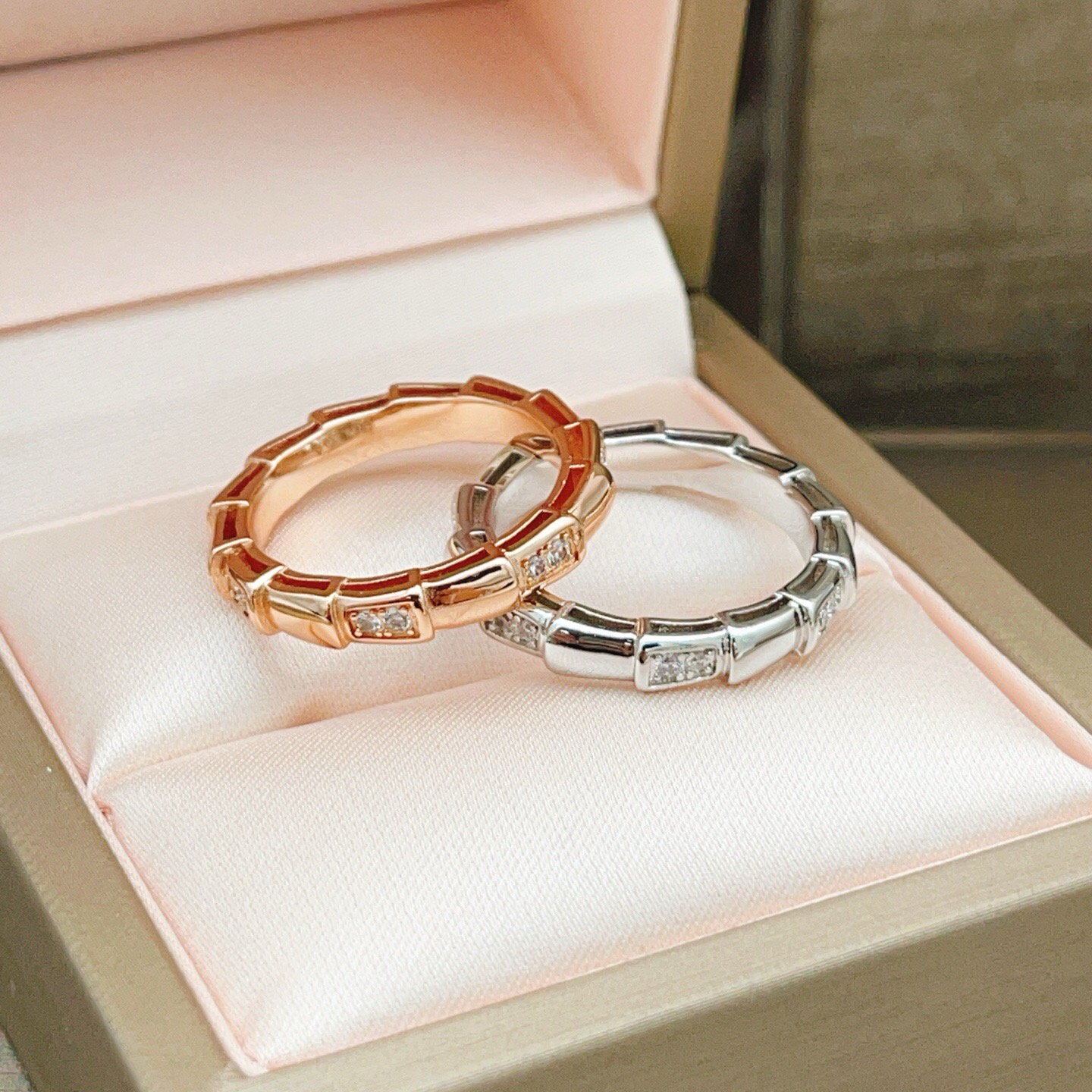Bvlgari Serpenti Viper ring 18k white gold with clear diamonds No 7
