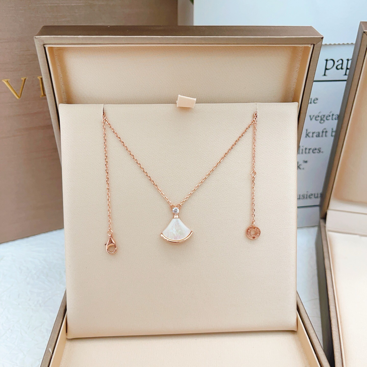 Bvlgari Divas Dream necklace Rose gold white mother-of-pearl clear diamond 41cm-43cm adjustable