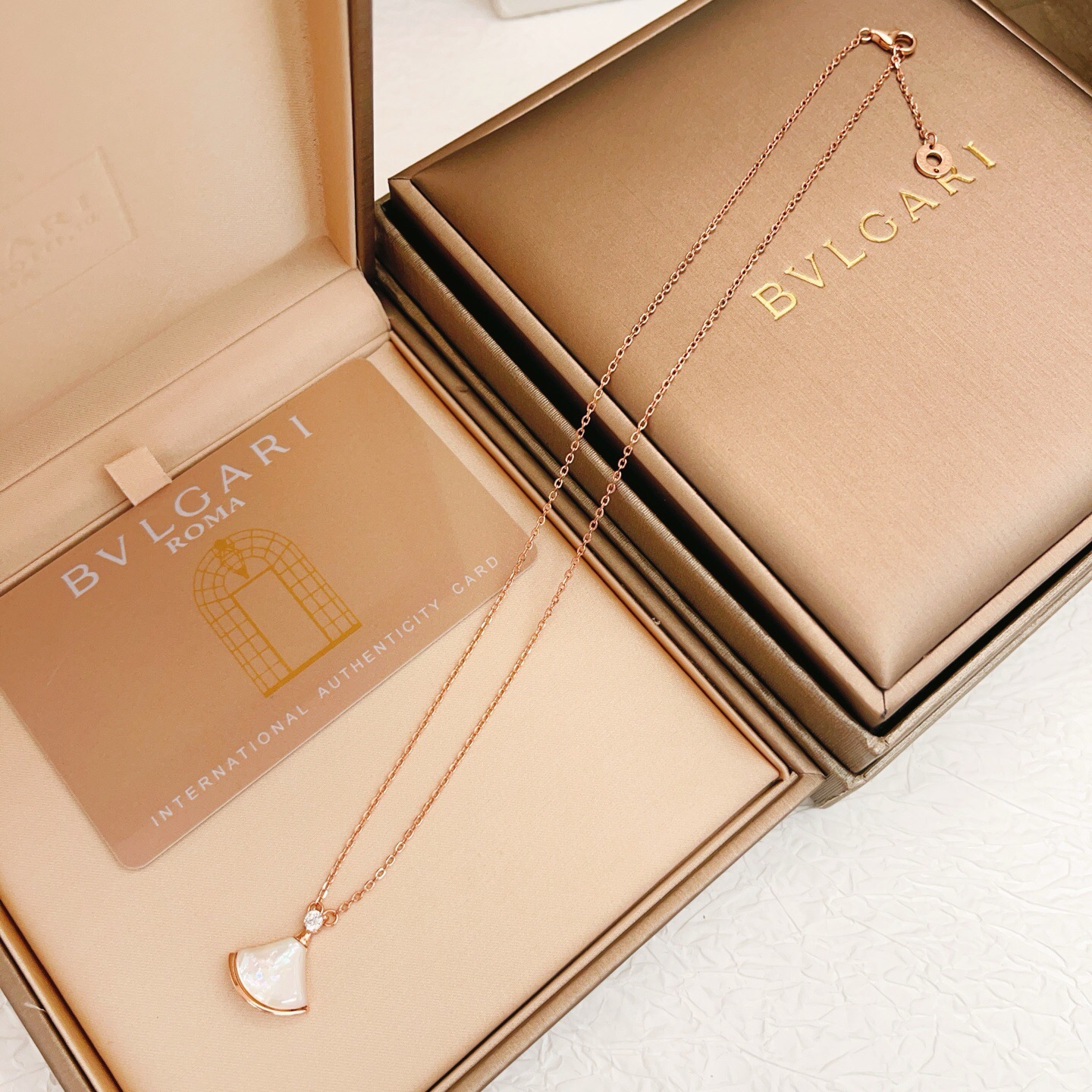 Bvlgari Divas Dream necklace Rose gold white mother-of-pearl clear diamond 41cm-43cm adjustable