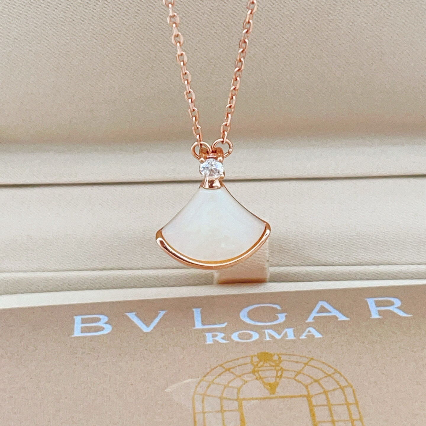 Bvlgari Divas Dream necklace Rose gold white mother-of-pearl clear diamond 41cm-43cm adjustable