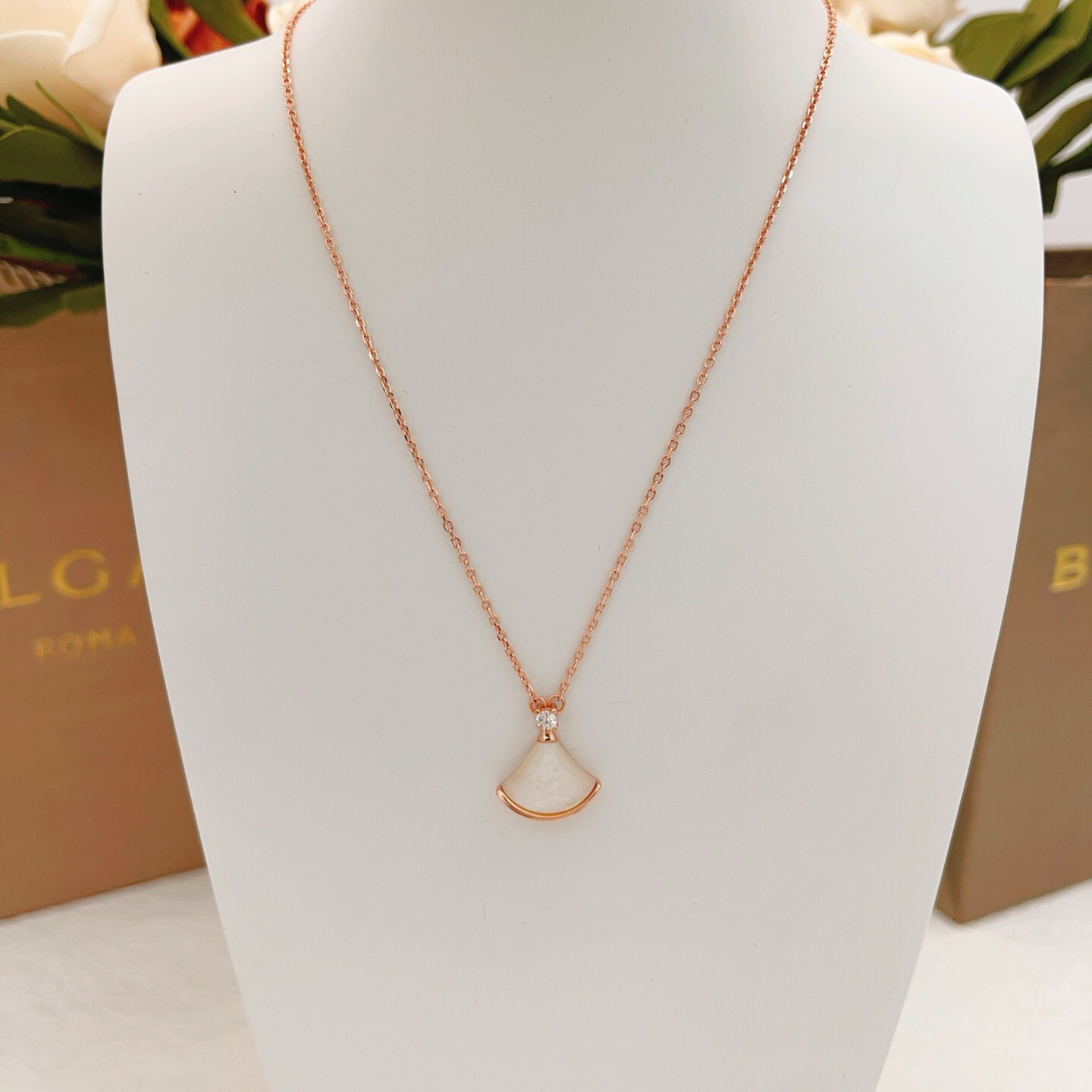 Bvlgari Divas Dream necklace Rose gold white mother-of-pearl clear diamond 41cm-43cm adjustable