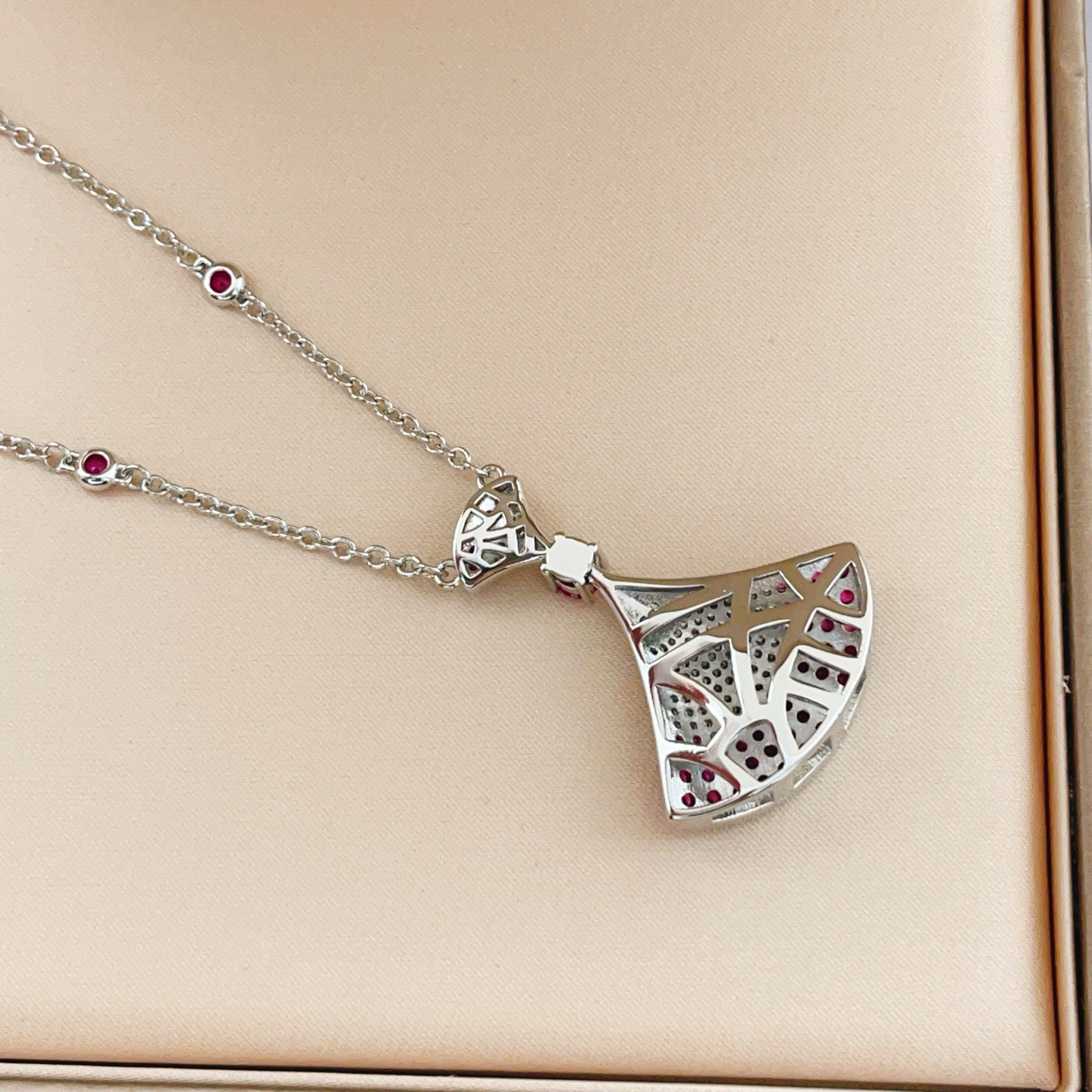 Bvlgari Divas Dream necklace 18k white gold white diamond ruby pink sapphire 42cm with 5cm extender