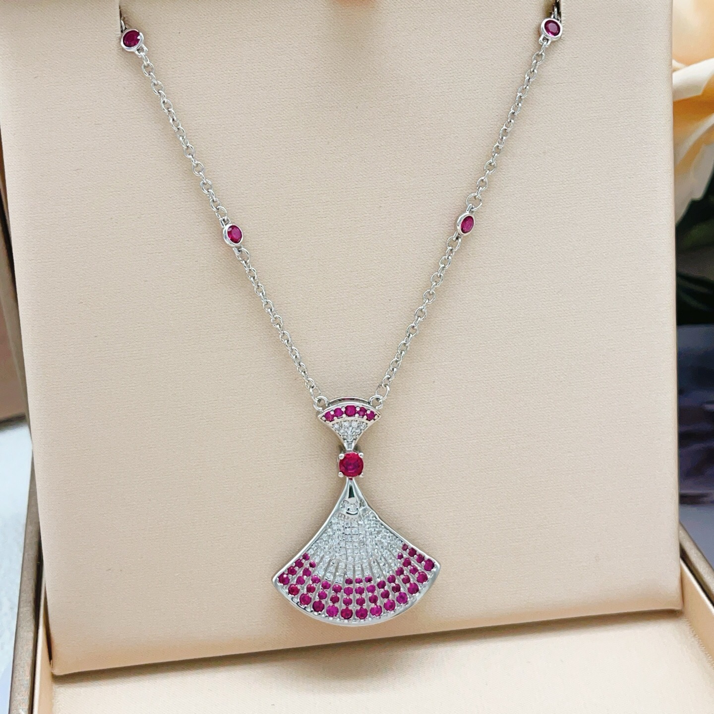 Bvlgari Divas Dream necklace 18k white gold white diamond ruby pink sapphire 42cm with 5cm extender