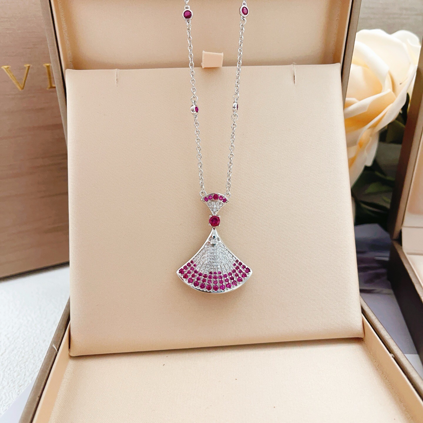 Bvlgari Divas Dream necklace 18k white gold white diamond ruby pink sapphire 42cm with 5cm extender