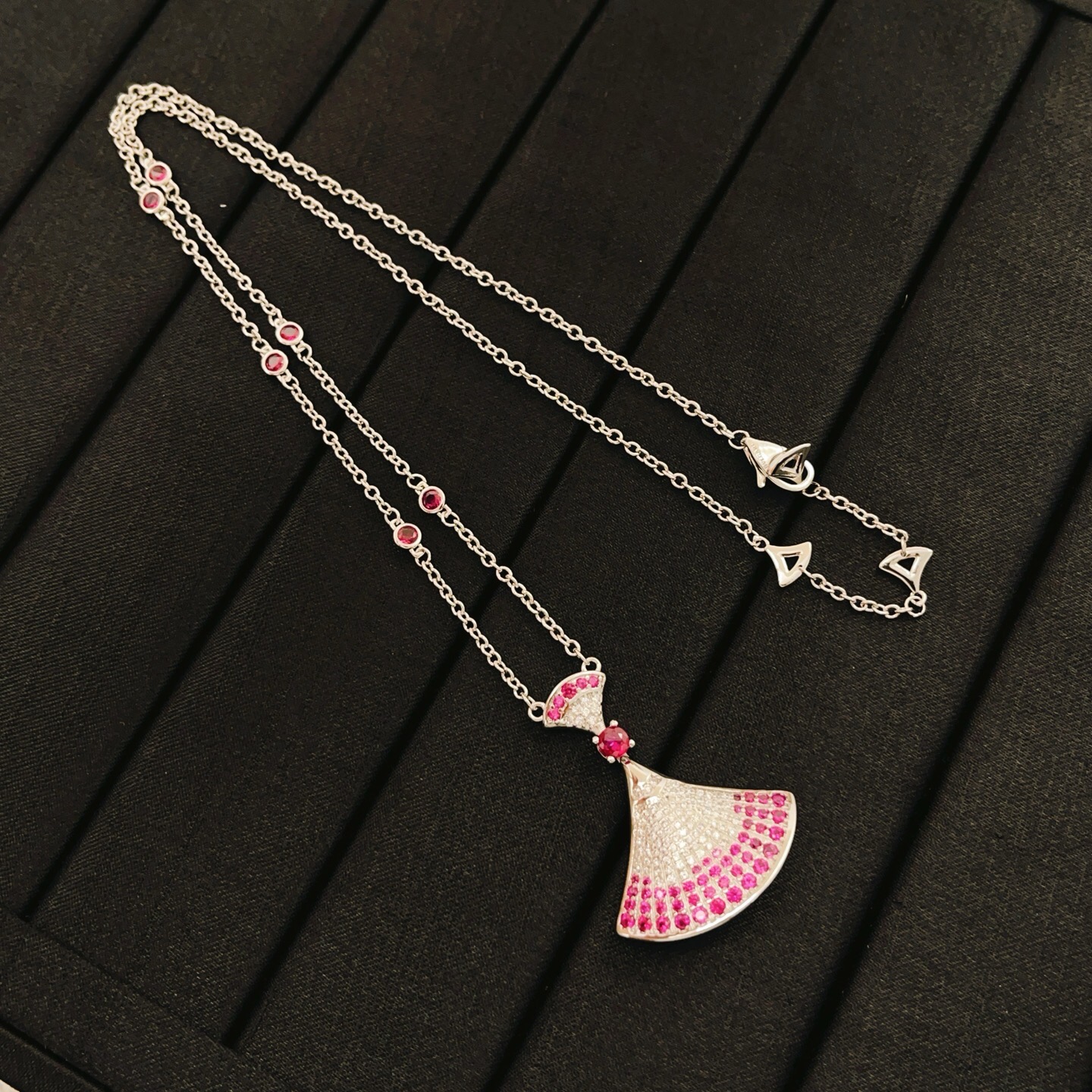 Bvlgari Divas Dream necklace 18k white gold white diamond ruby pink sapphire 42cm with 5cm extender