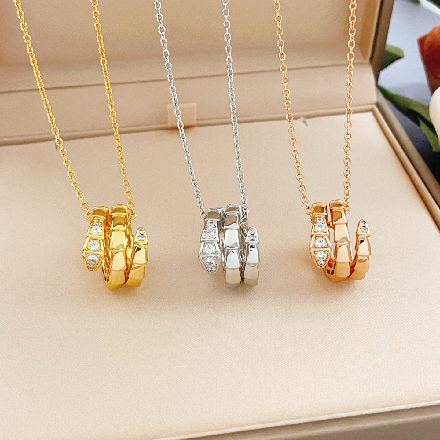 Bvlgari Serpenti Viper necklace silver-toned metal with clear diamond accents 40-45cm adjustable