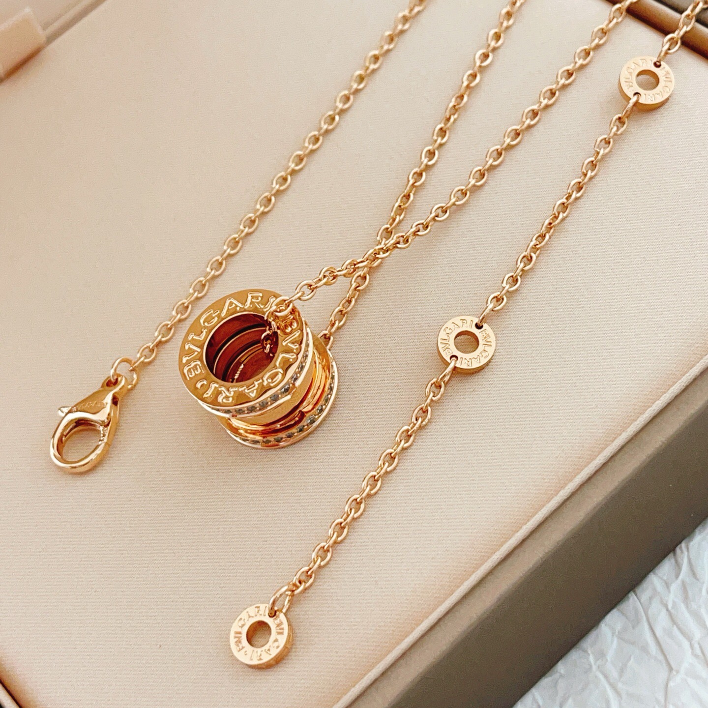 Bvlgari B zero1 necklace Rose gold with clear diamond accents Yellow gold with clear diamond accents Silver-toned white gold with clear diamond accents 45cm
