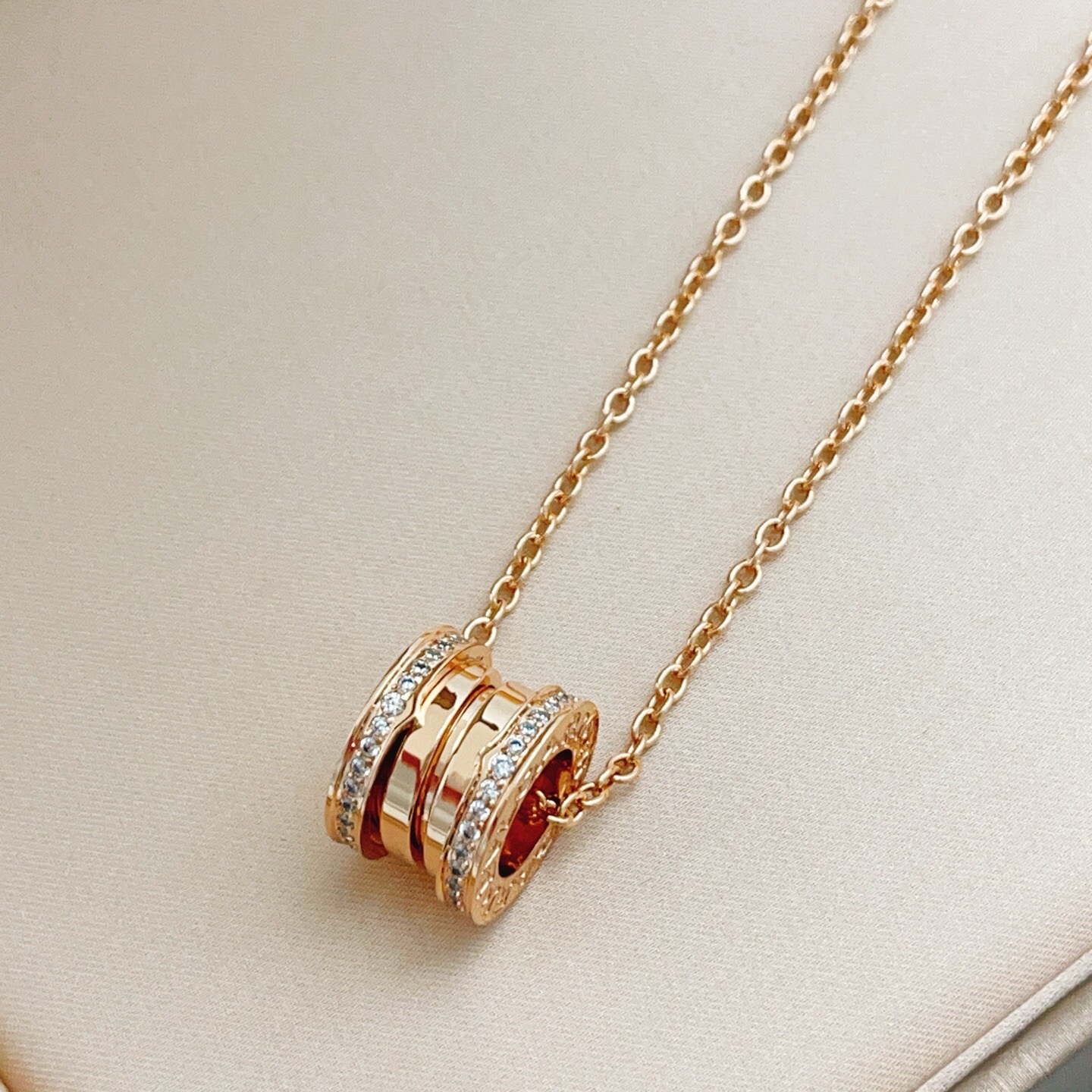 Bvlgari B zero1 necklace Rose gold with clear diamond accents Yellow gold with clear diamond accents Silver-toned white gold with clear diamond accents 45cm