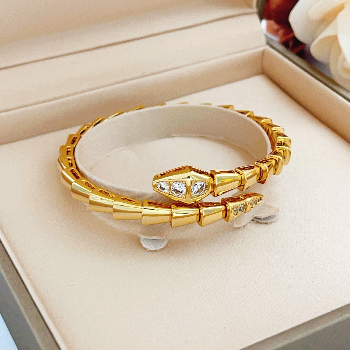 Bvlgari Serpenti Viper bracelet Yellow gold with clear diamond accents 17cm