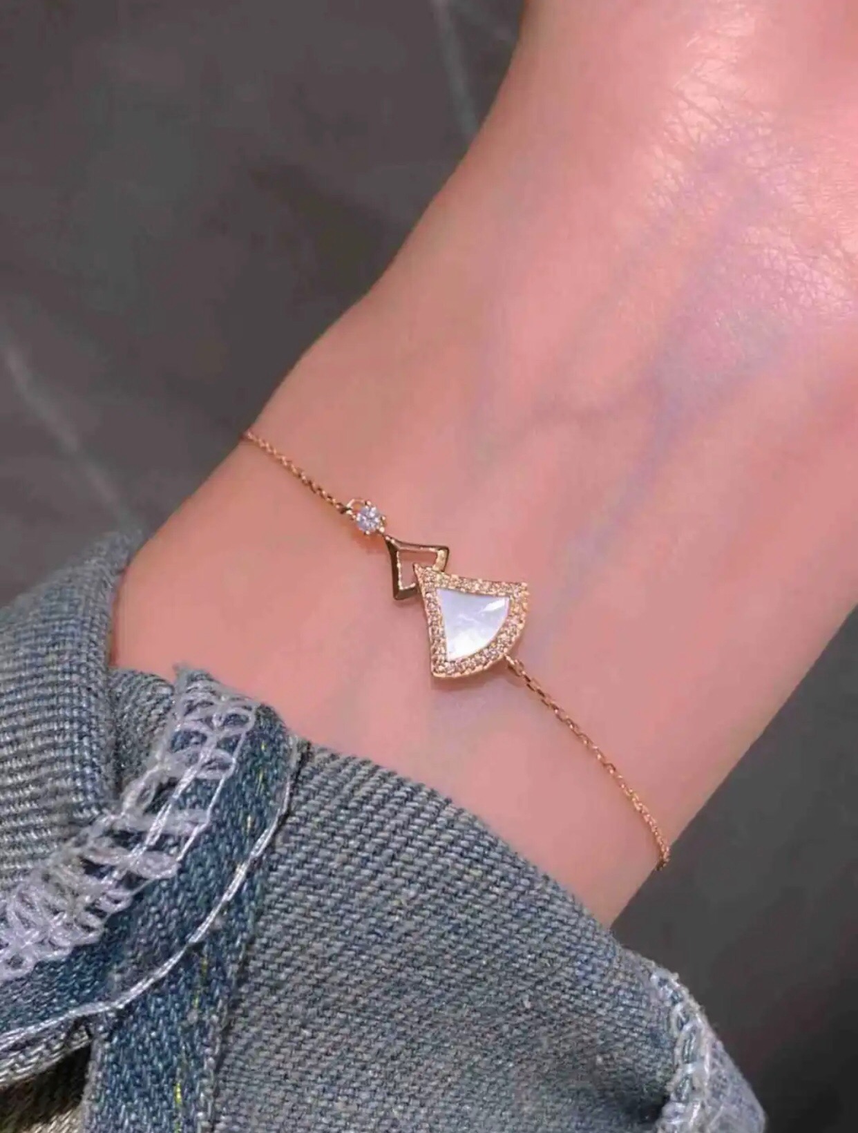 Bvlgari Divas Dream bracelet Yellow gold with white mother-of-pearl and clear diamond accents 17-19cm adjustable