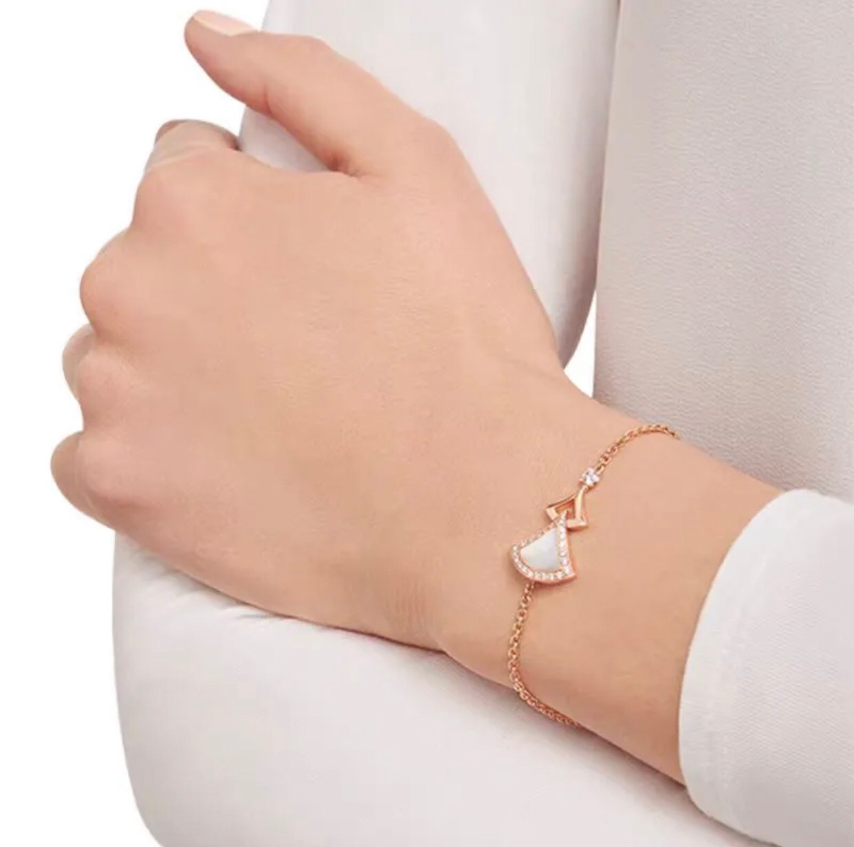 Bvlgari Divas Dream bracelet Yellow gold with white mother-of-pearl and clear diamond accents 17-19cm adjustable