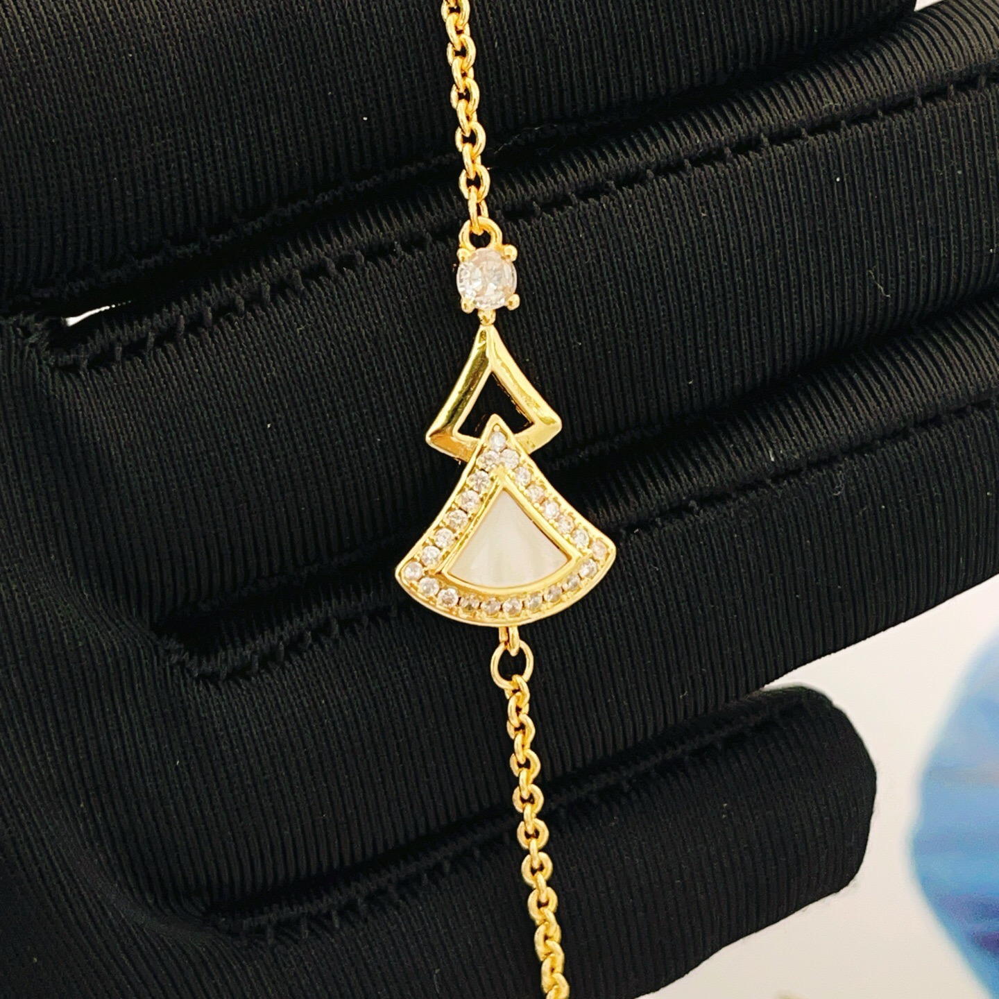 Bvlgari Divas Dream bracelet Yellow gold with white mother-of-pearl and clear diamond accents 17-19cm adjustable