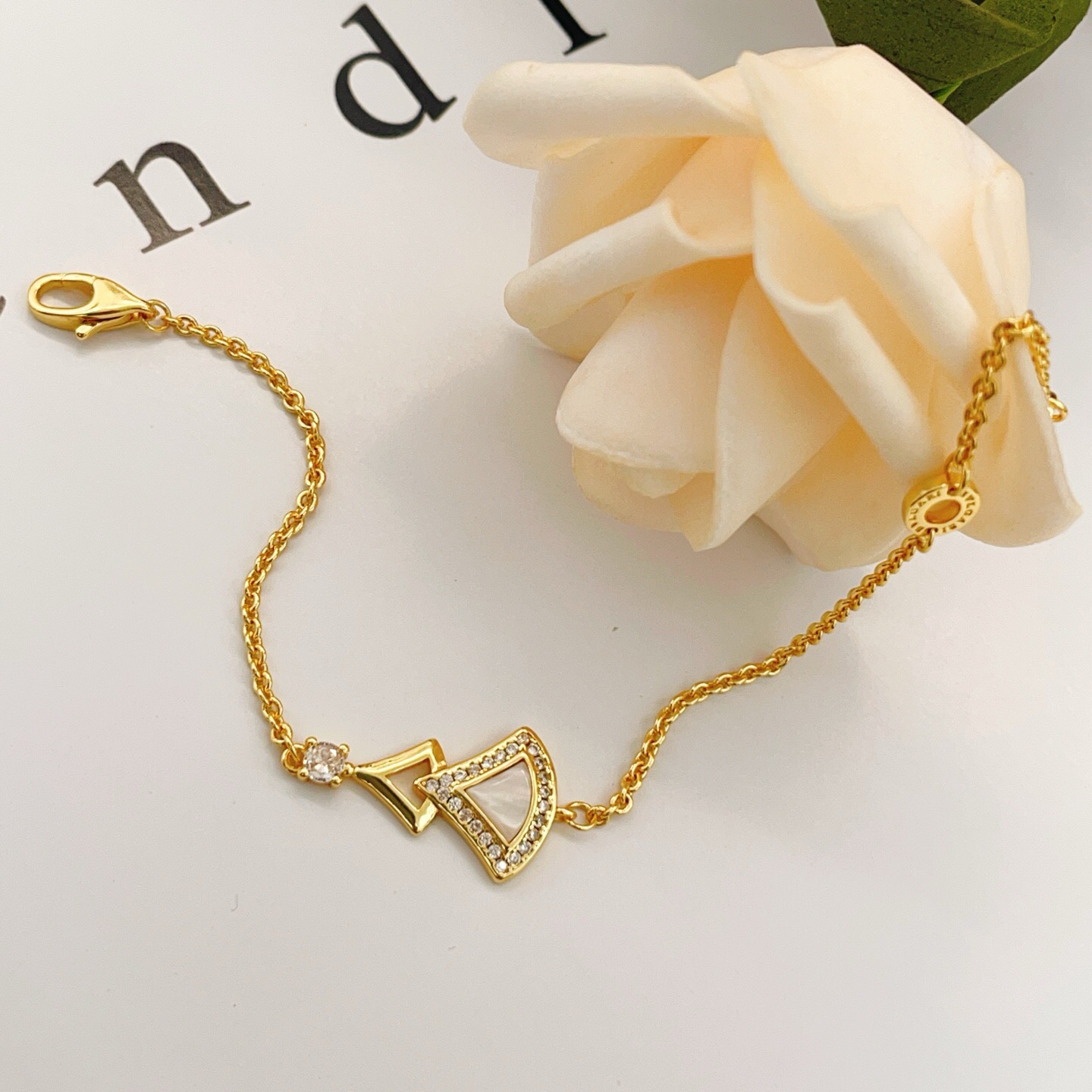 Bvlgari Divas Dream bracelet Yellow gold with white mother-of-pearl and clear diamond accents 17-19cm adjustable