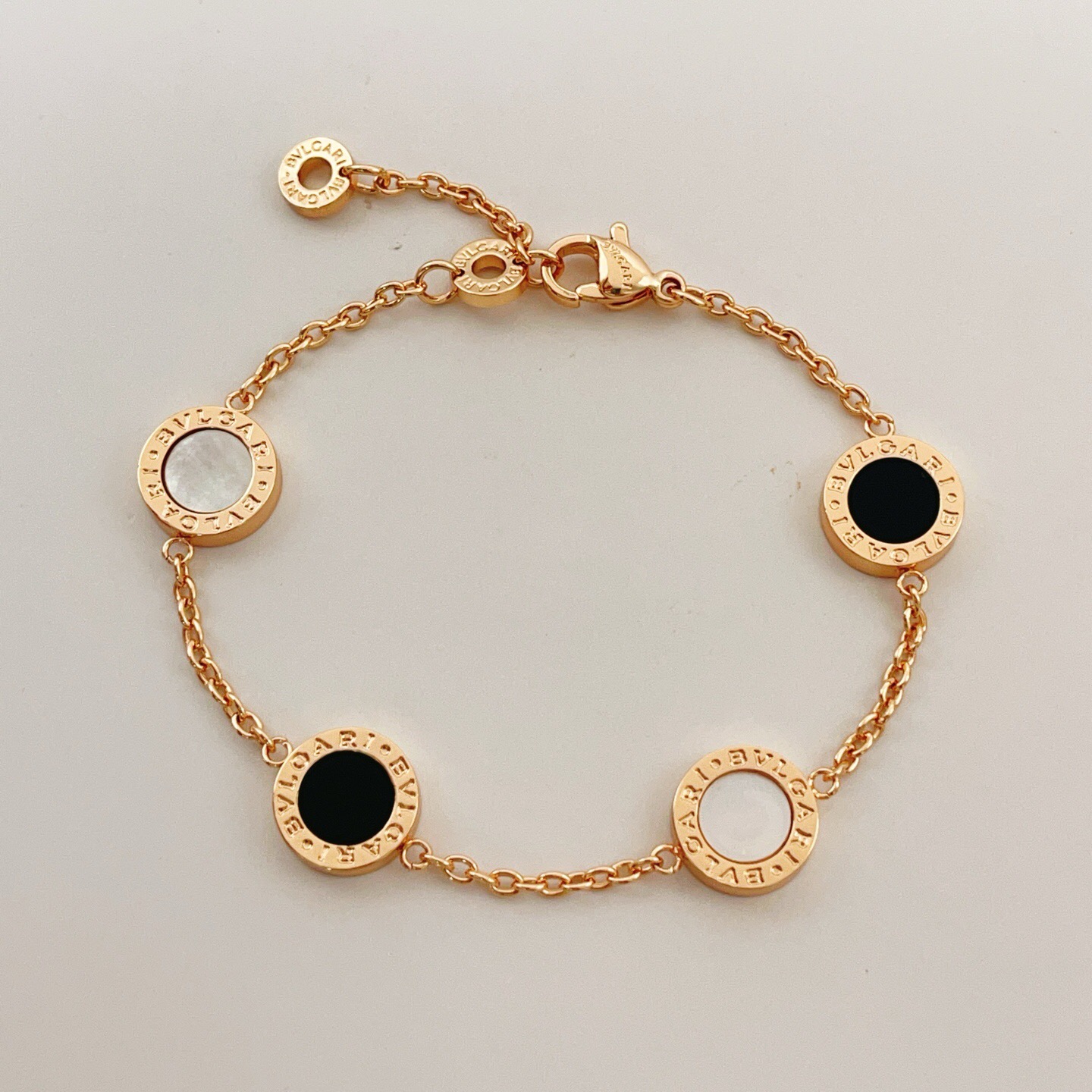 Bvlgari Bvlgari Bvlgari bracelet rose gold with black onyx and white mother-of-pearl 18cm adjustable