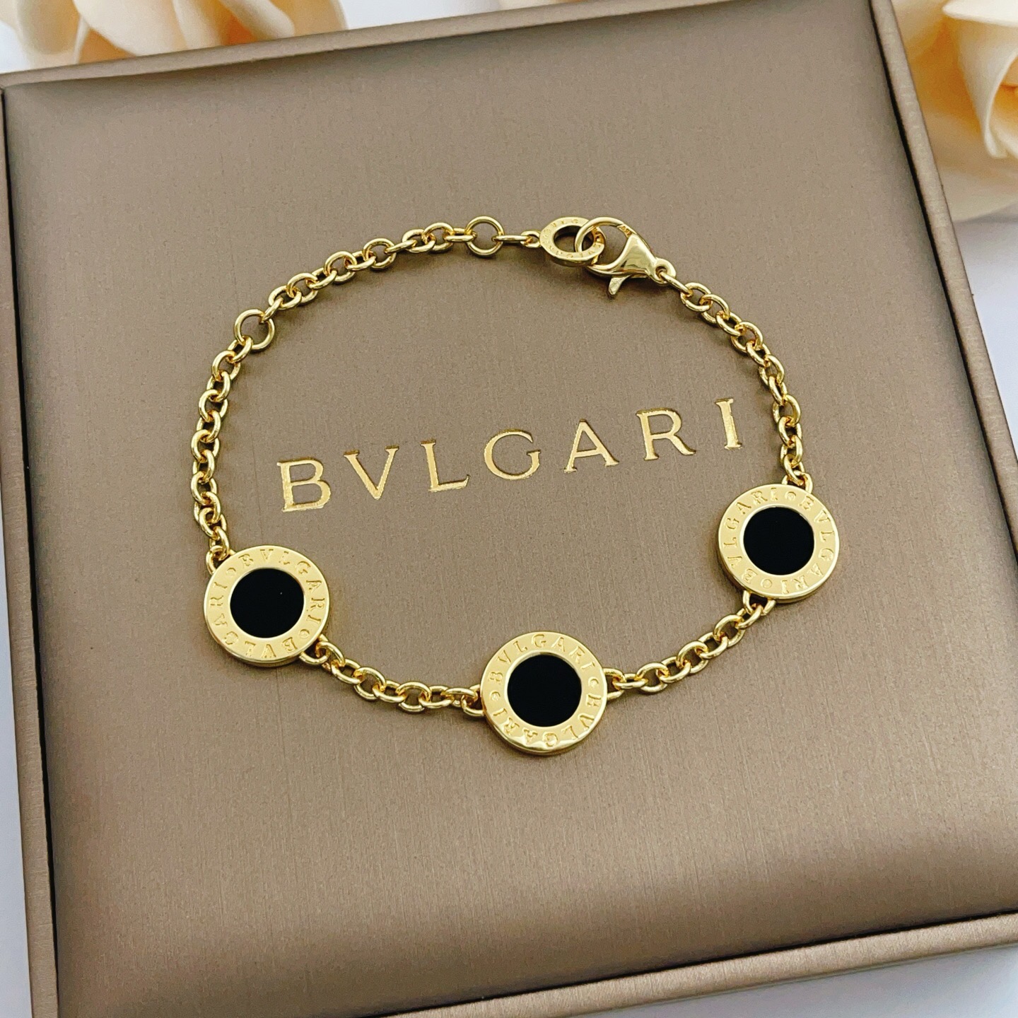 Bvlgari Bvlgari bracelet Yellow gold with black onyx inlays 18cm