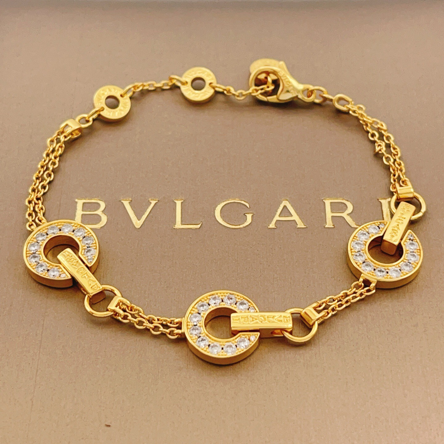 Bvlgari Bvlgari Bvlgari bracelet yellow gold with clear pave stones 18cm