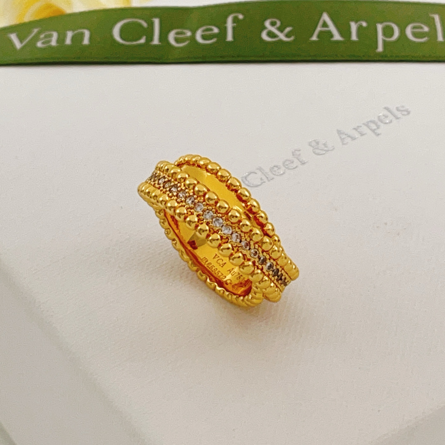 Bague Van Cleef Arpels Perlee en or jaune avec diamants clairs No 6