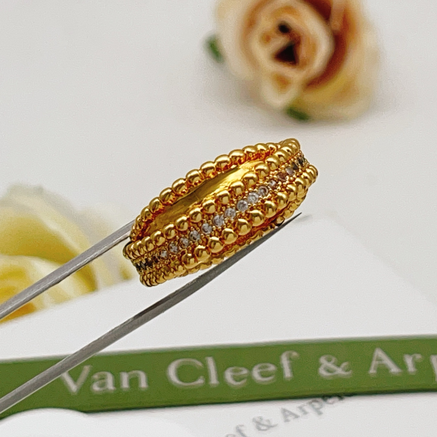 Bague Van Cleef Arpels Perlee en or jaune avec diamants clairs No 6