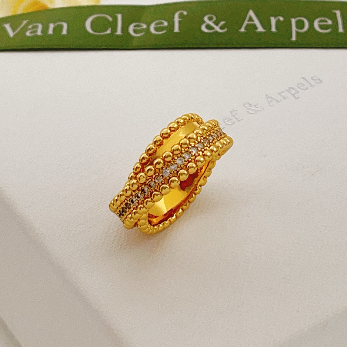 Bague Van Cleef Arpels Perlee en or jaune avec diamants clairs No 6