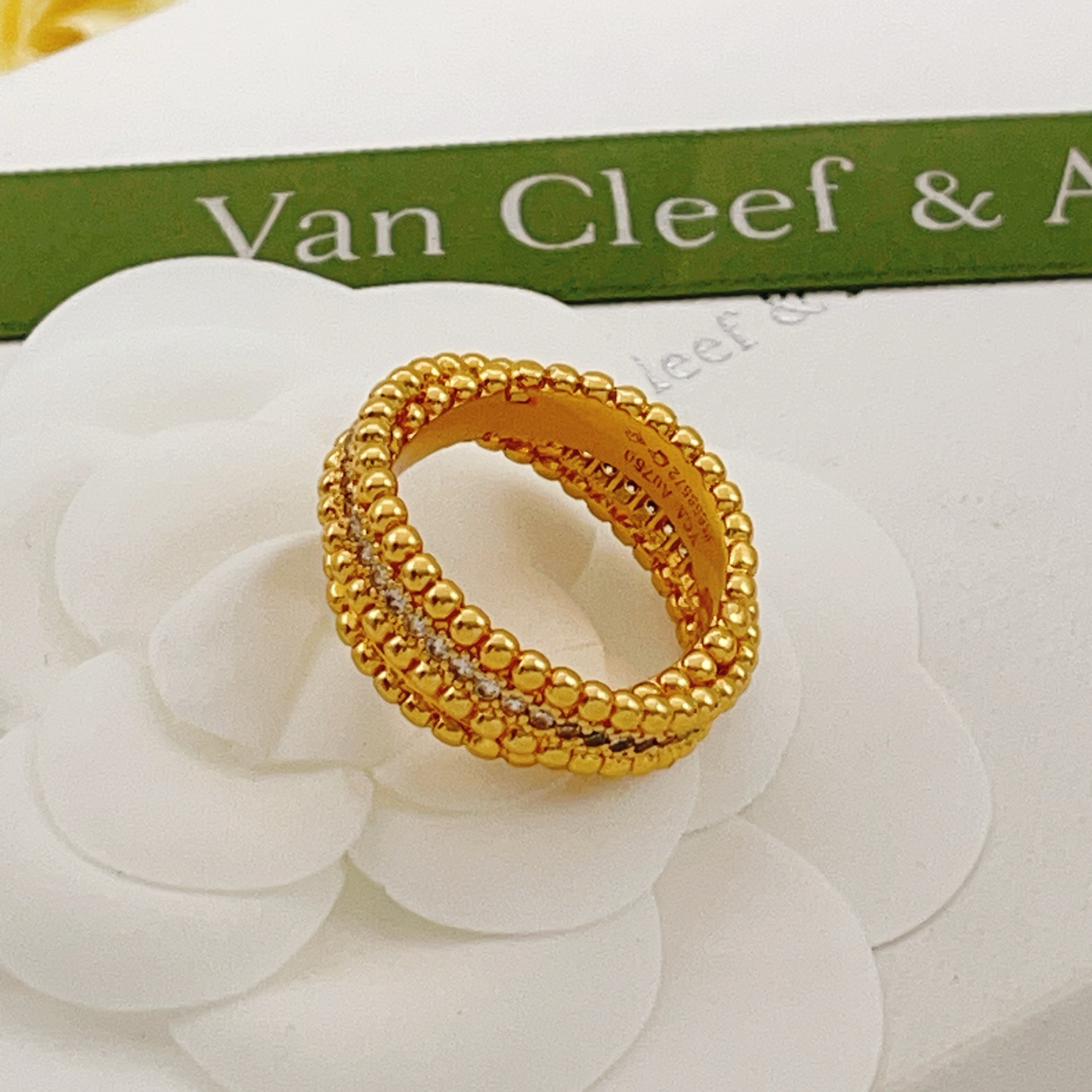 Bague Van Cleef Arpels Perlee en or jaune avec diamants clairs No 6