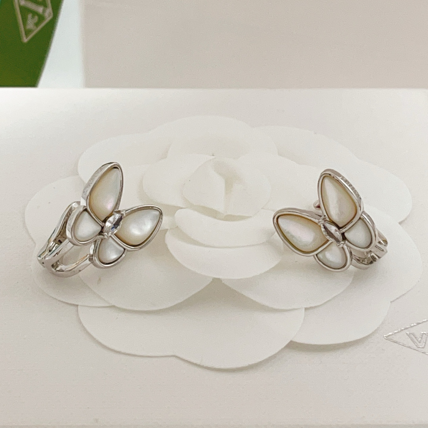 Orecchini Van Cleef Arpels Two Butterfly in oro bianco, madreperla bianca, diamanti, larghezza 12 mm
