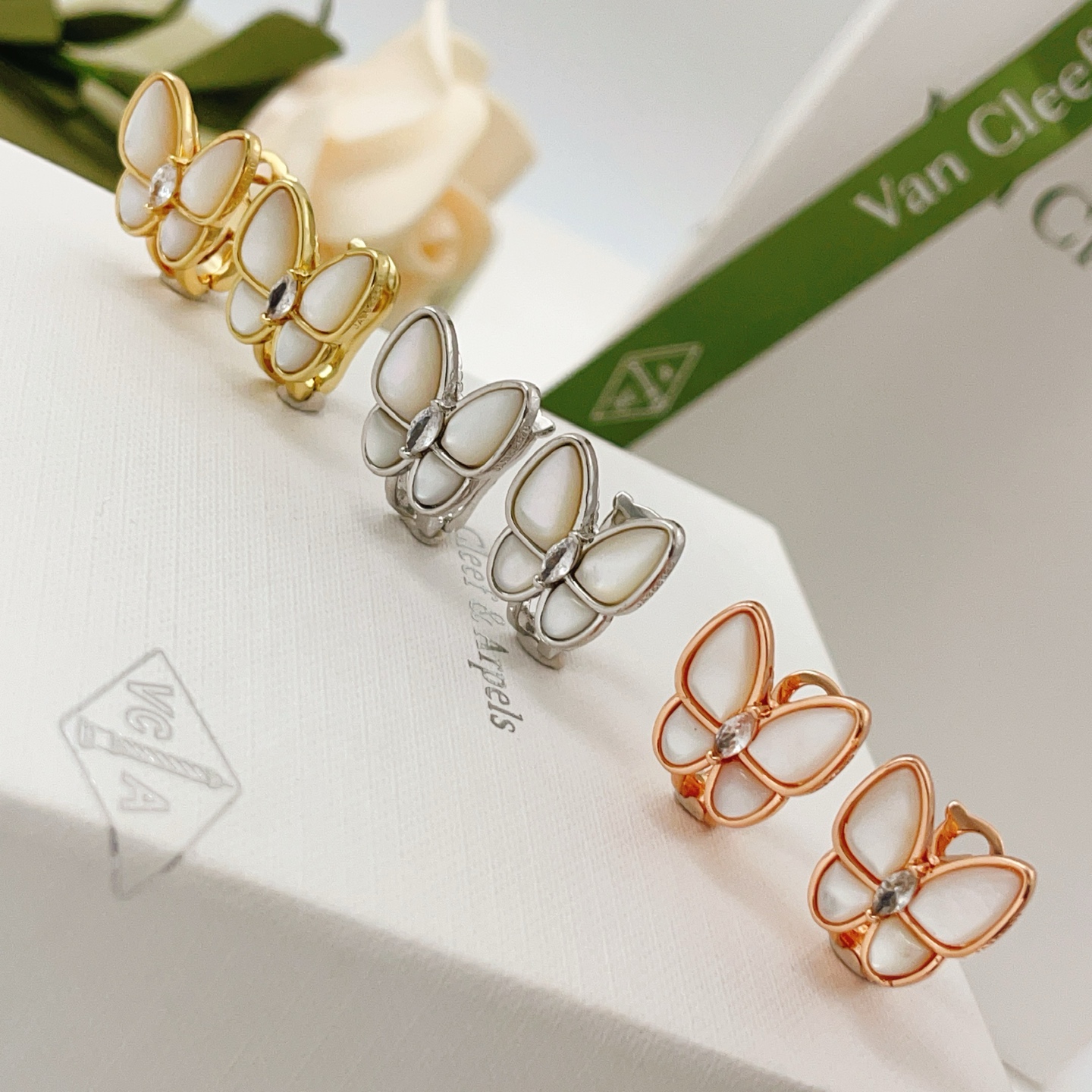 Orecchini Van Cleef Arpels Two Butterfly in oro rosa, madreperla bianca, diamanti trasparenti, larghezza 12 mm