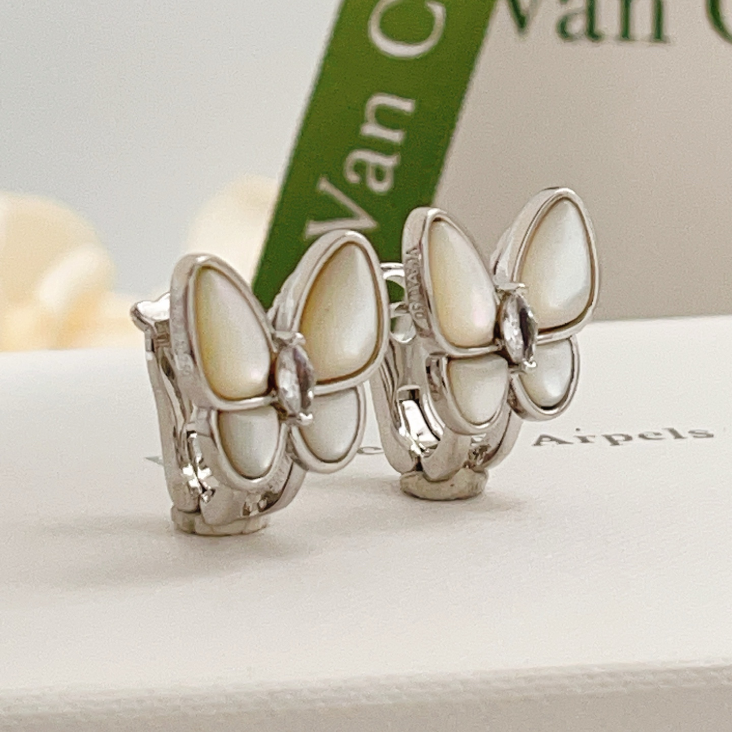 Orecchini Van Cleef Arpels Two Butterfly in oro bianco, madreperla bianca, diamanti, larghezza 12 mm