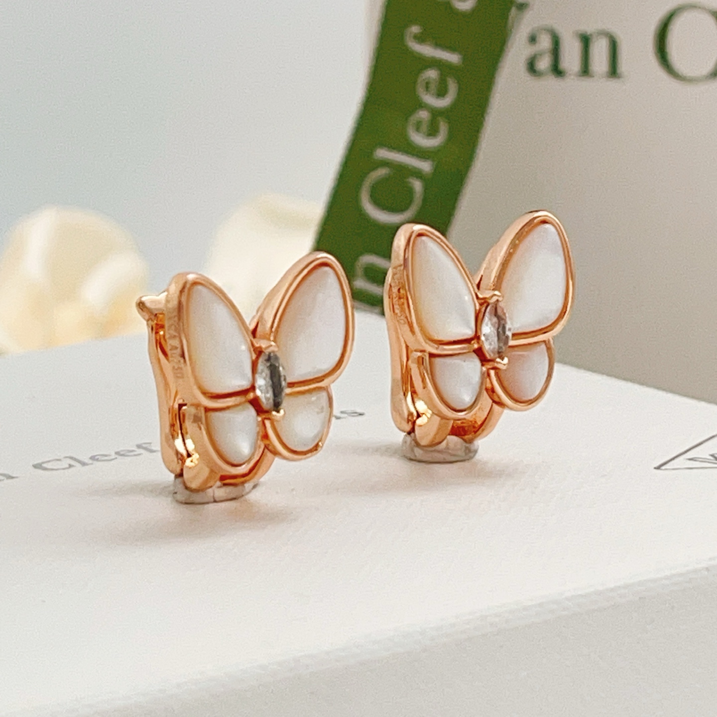 Orecchini Van Cleef Arpels Two Butterfly in oro rosa, madreperla bianca, diamanti trasparenti, larghezza 12 mm
