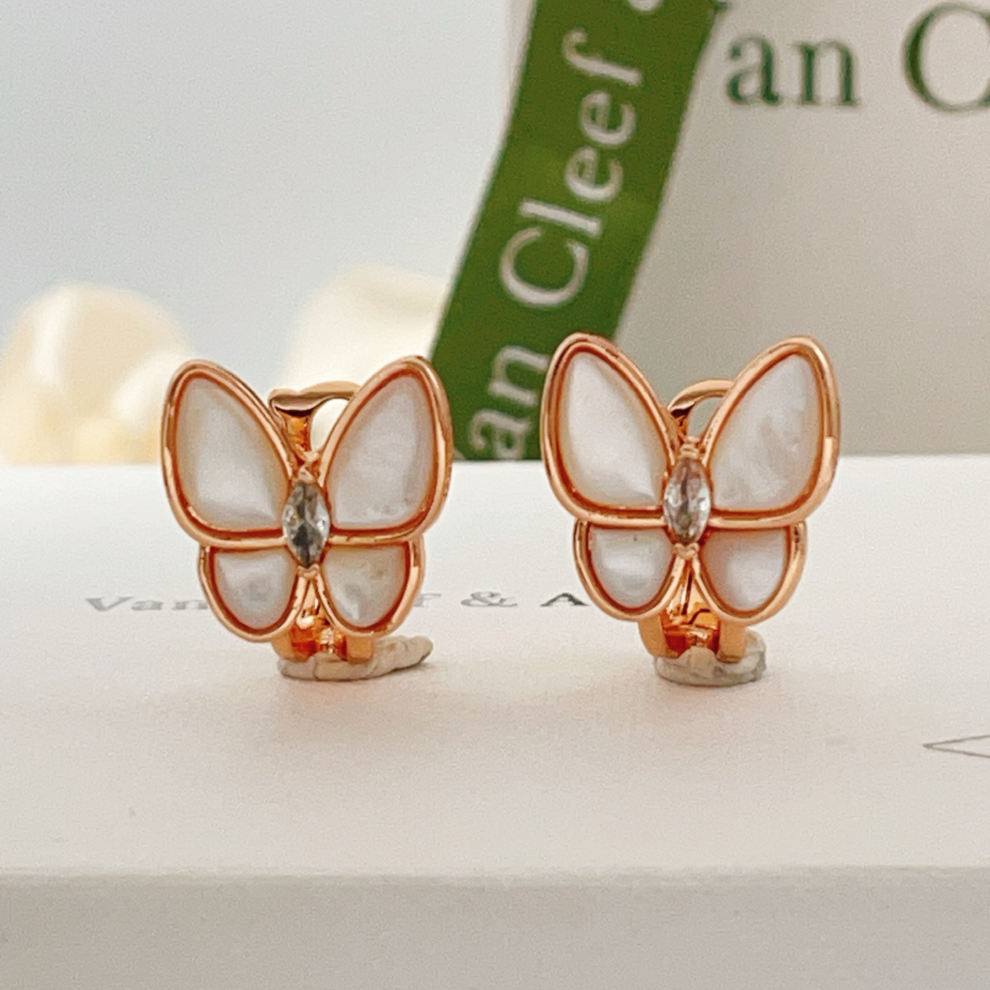Orecchini Van Cleef Arpels Two Butterfly in oro rosa, madreperla bianca, diamanti trasparenti, larghezza 12 mm