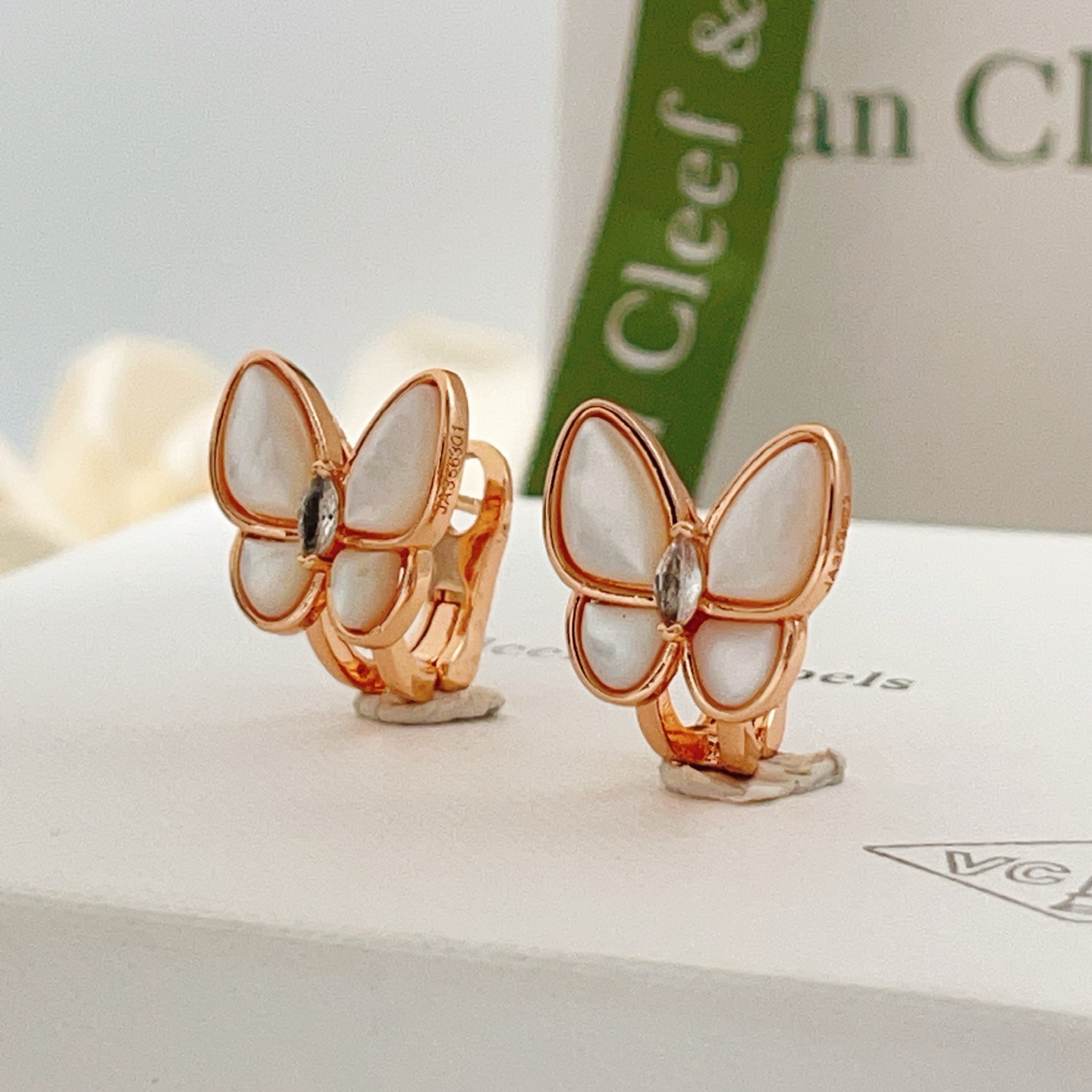 Orecchini Van Cleef Arpels Two Butterfly in oro rosa, madreperla bianca, diamanti trasparenti, larghezza 12 mm