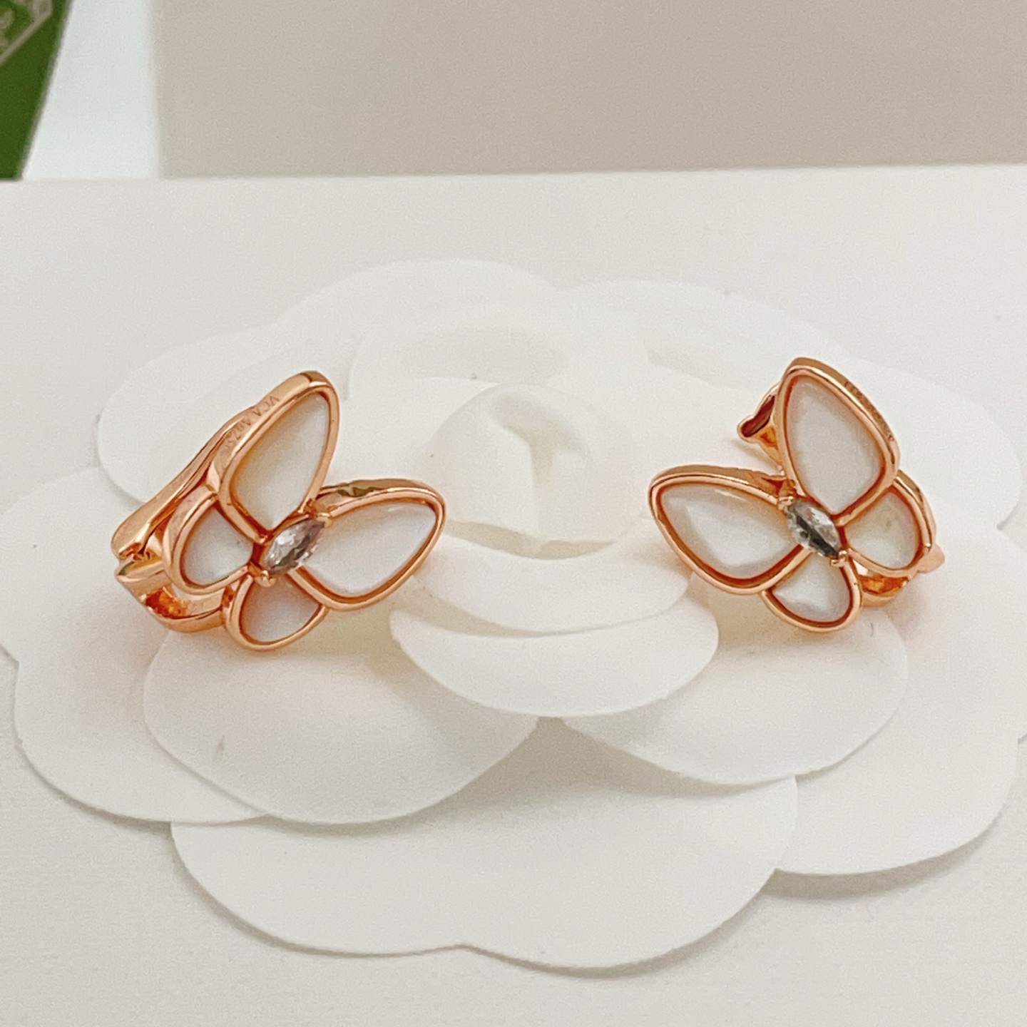 Orecchini Van Cleef Arpels Two Butterfly in oro rosa, madreperla bianca, diamanti trasparenti, larghezza 12 mm